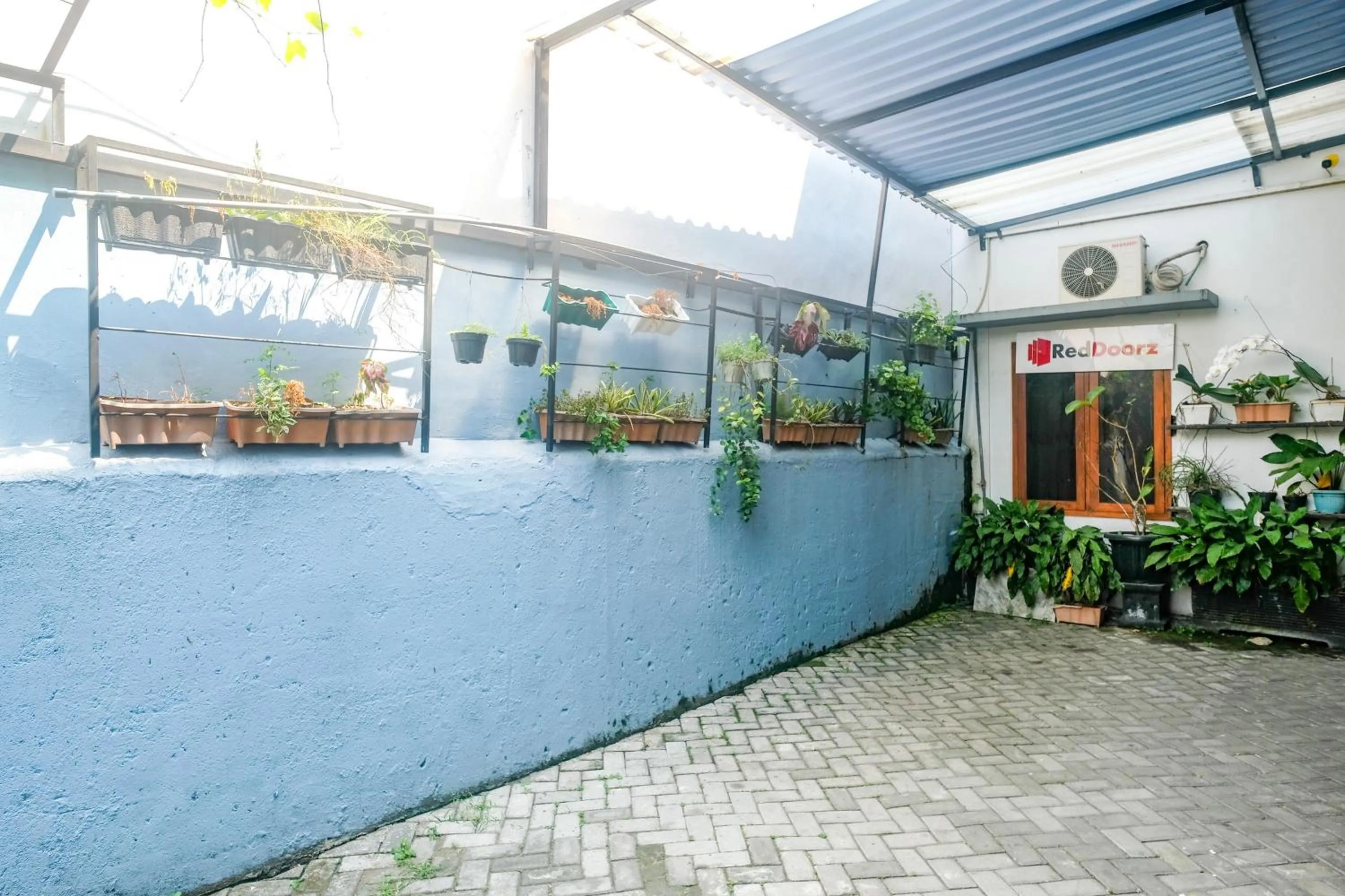 Property building in RedDoorz @ Jalan Kedawung