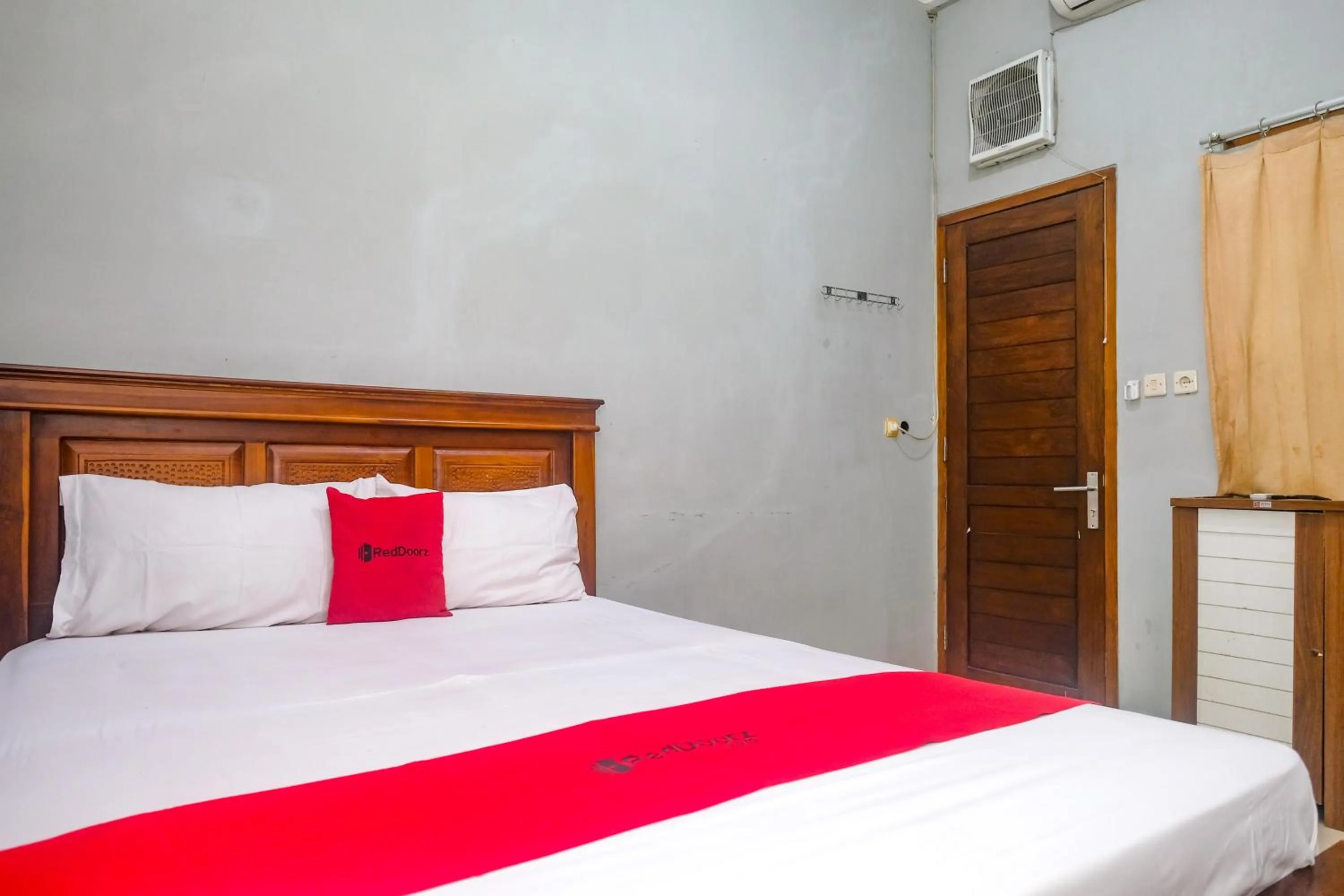 Bedroom, Bed in RedDoorz @ Jalan Kedawung
