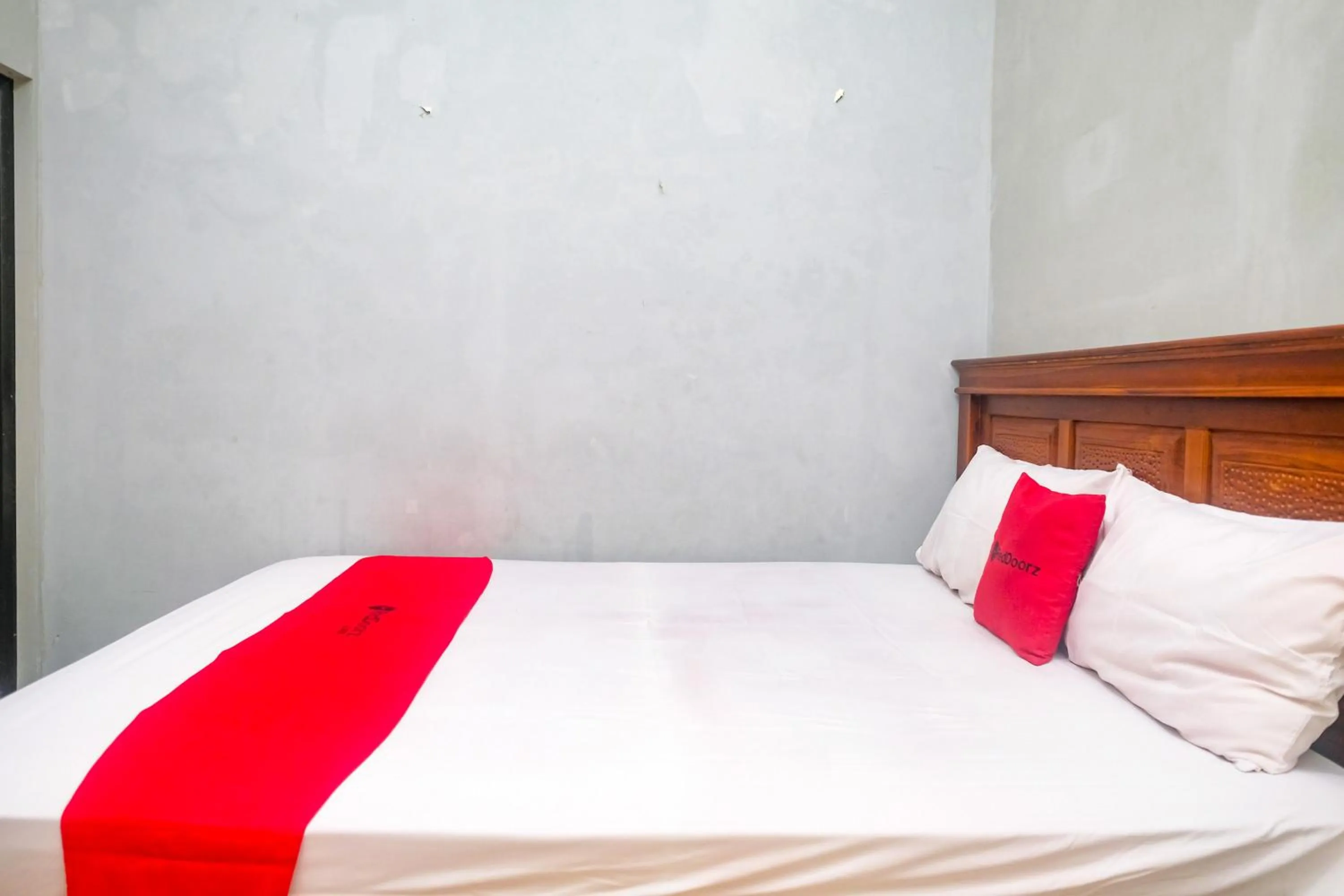 Bedroom, Bed in RedDoorz @ Jalan Kedawung