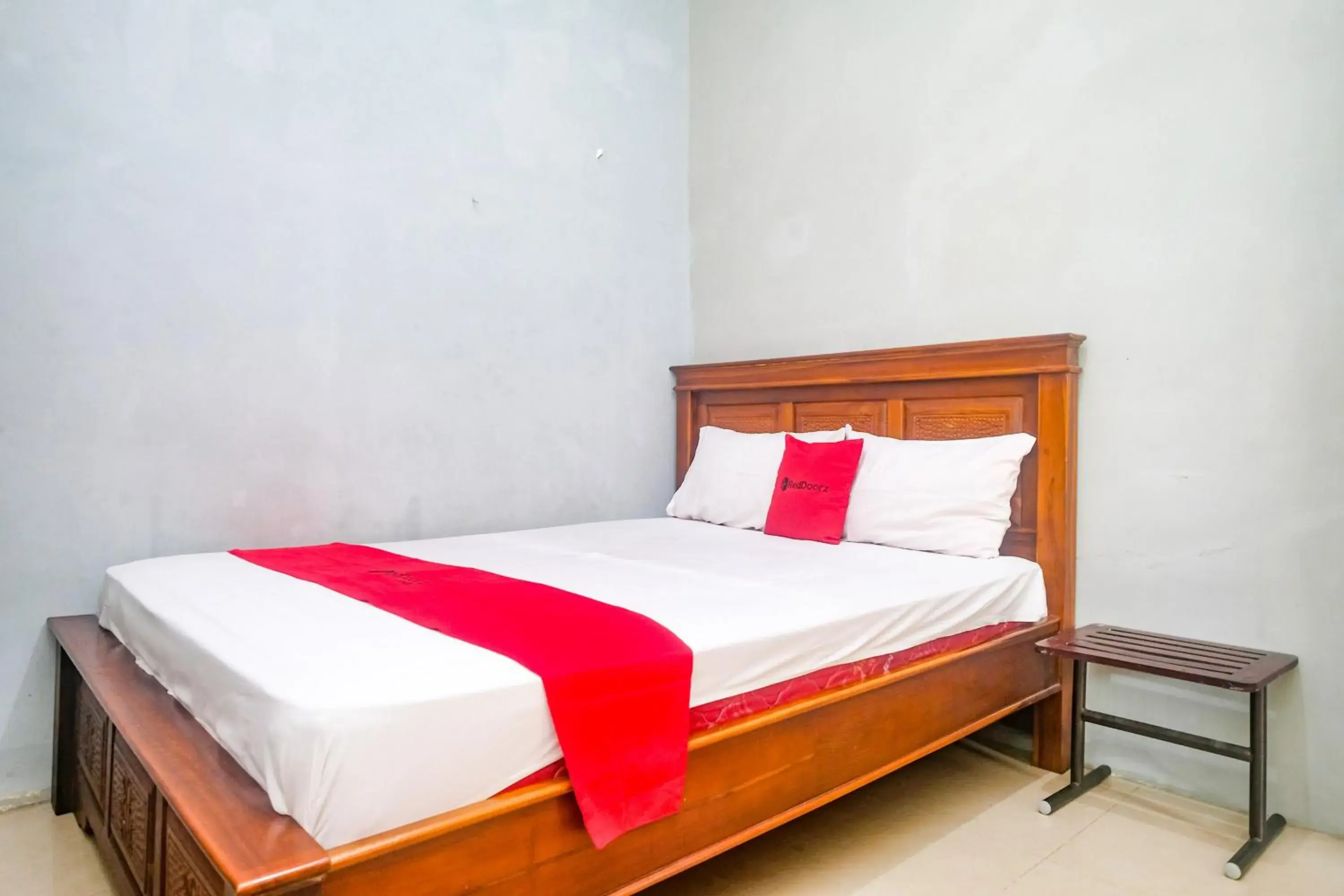 Bedroom, Bed in RedDoorz @ Jalan Kedawung Bedroom, Bed in RedDoorz @ Jalan Kedawung