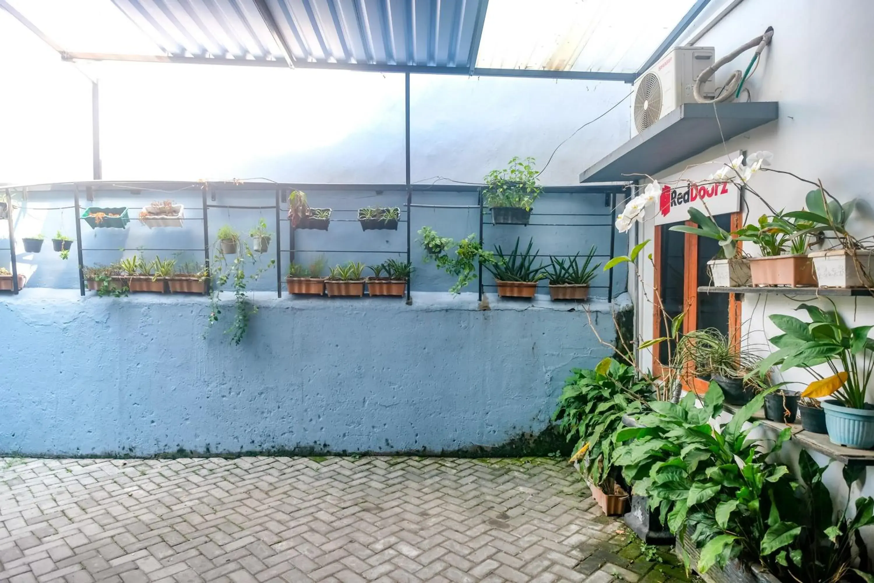 Property building in RedDoorz @ Jalan Kedawung Property building in RedDoorz @ Jalan Kedawung