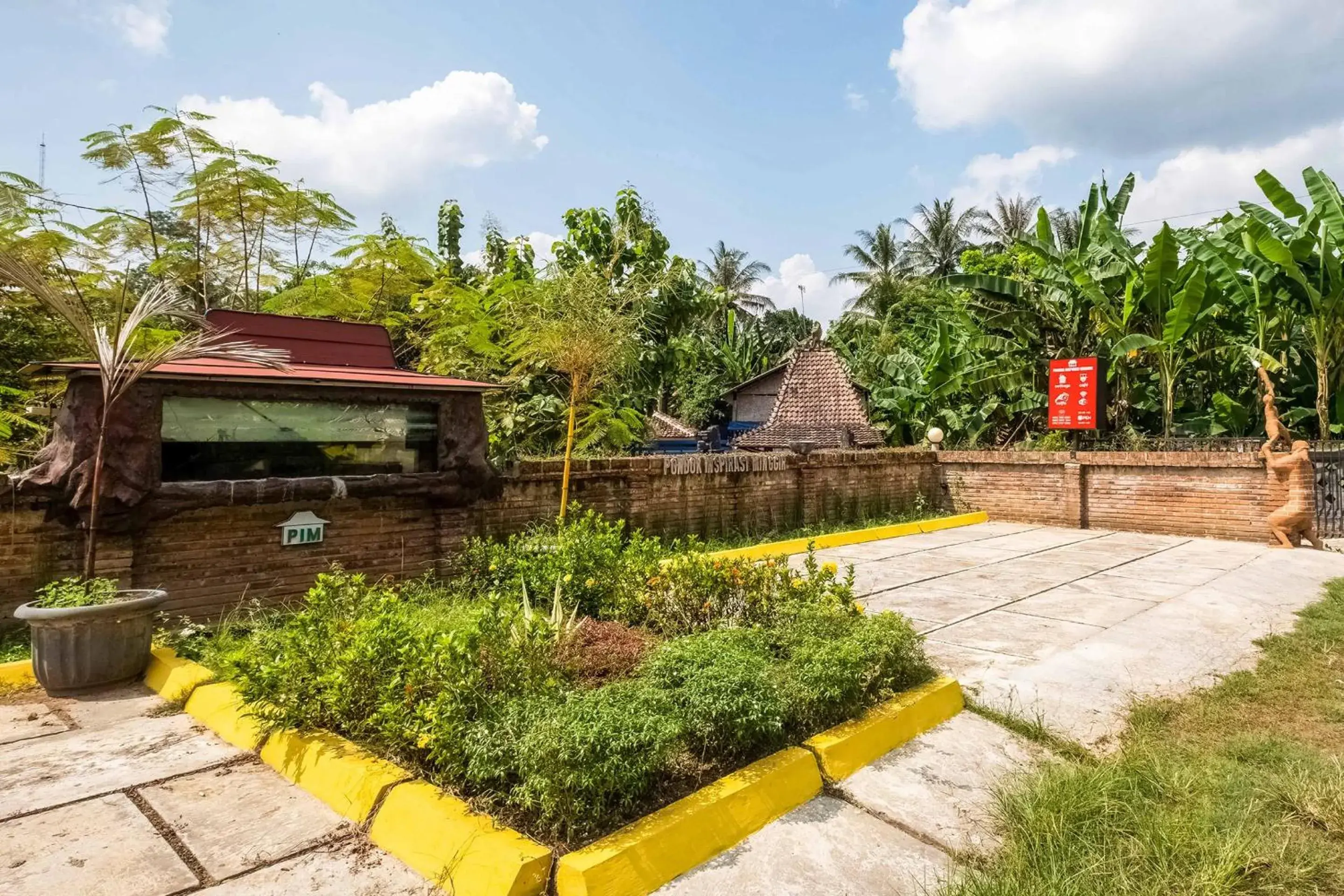 Facade/entrance in Hotel O Pondok Inspirasi Minggir Facade/entrance in Hotel O Pondok Inspirasi Minggir