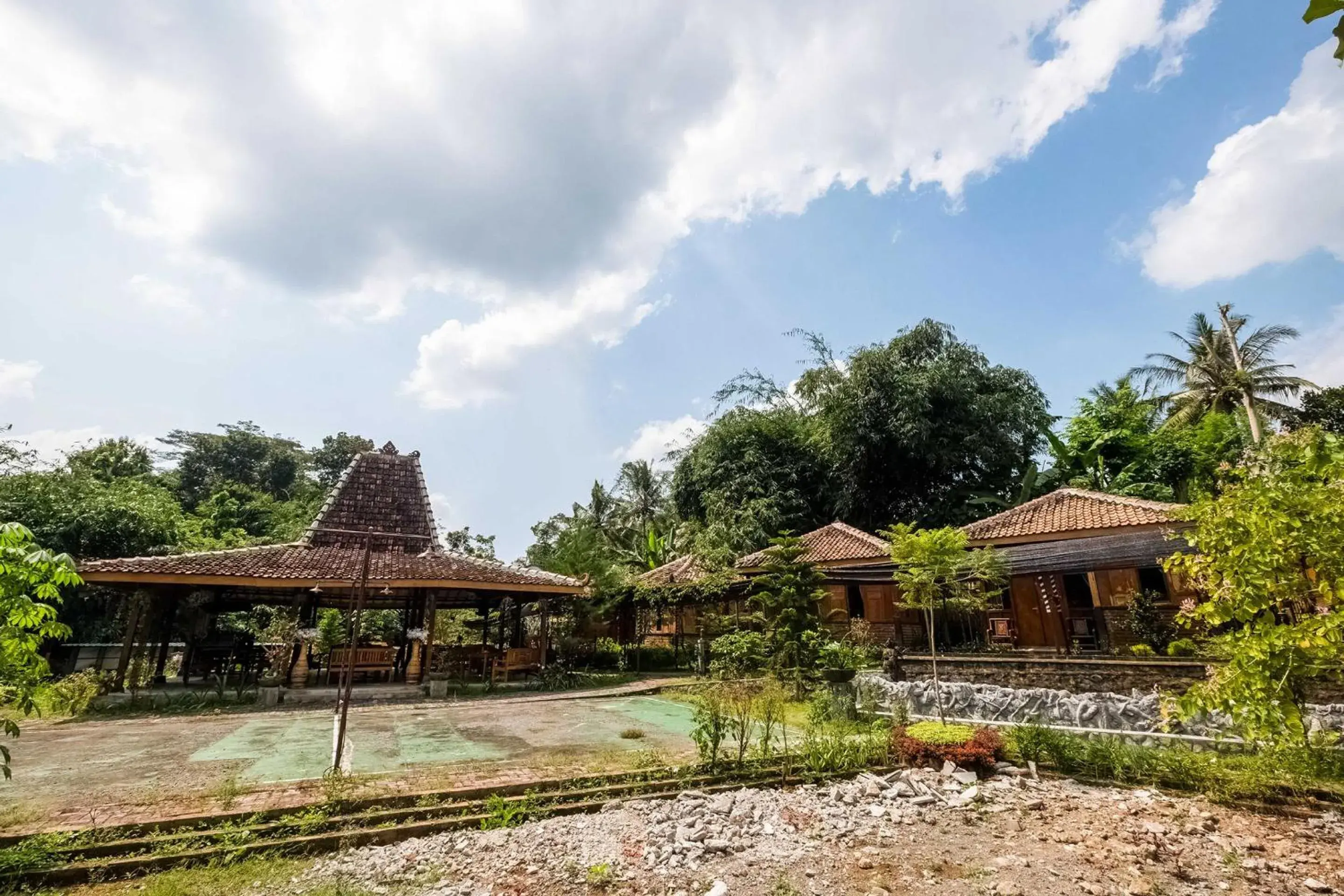 Facade/entrance in Hotel O Pondok Inspirasi Minggir Facade/entrance in Hotel O Pondok Inspirasi Minggir