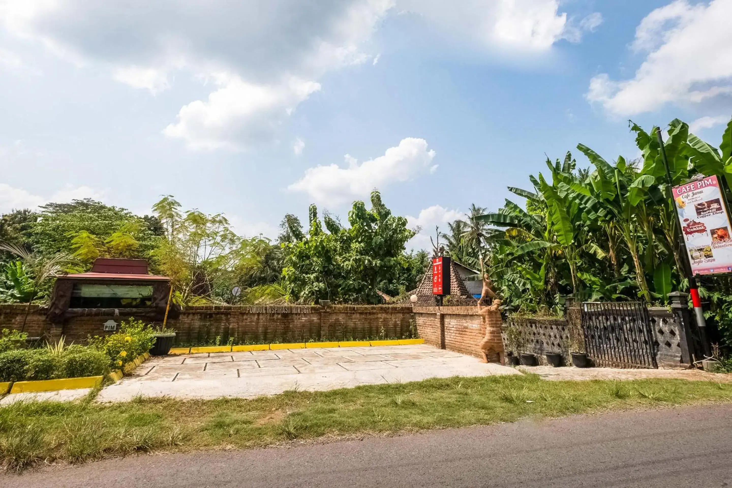 Facade/entrance in Hotel O Pondok Inspirasi Minggir Facade/entrance in Hotel O Pondok Inspirasi Minggir