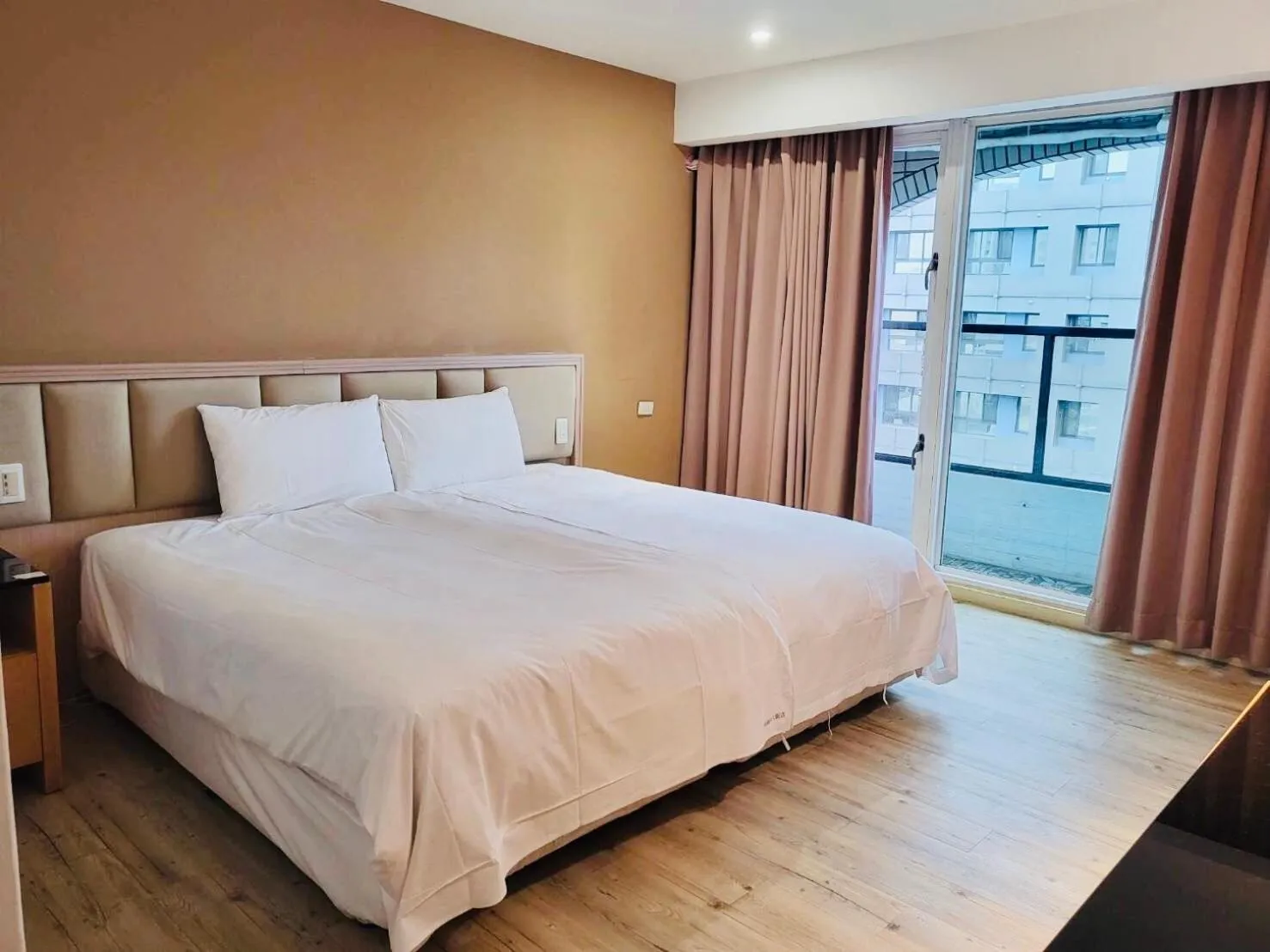 Bed in Taichung EnrichLife Hotel