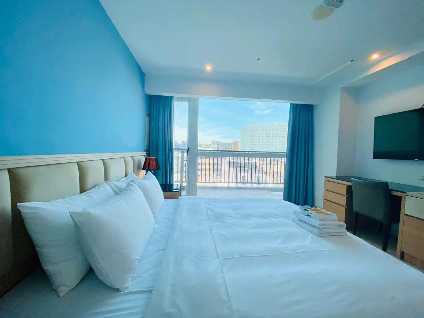Bed in Taichung EnrichLife Hotel
