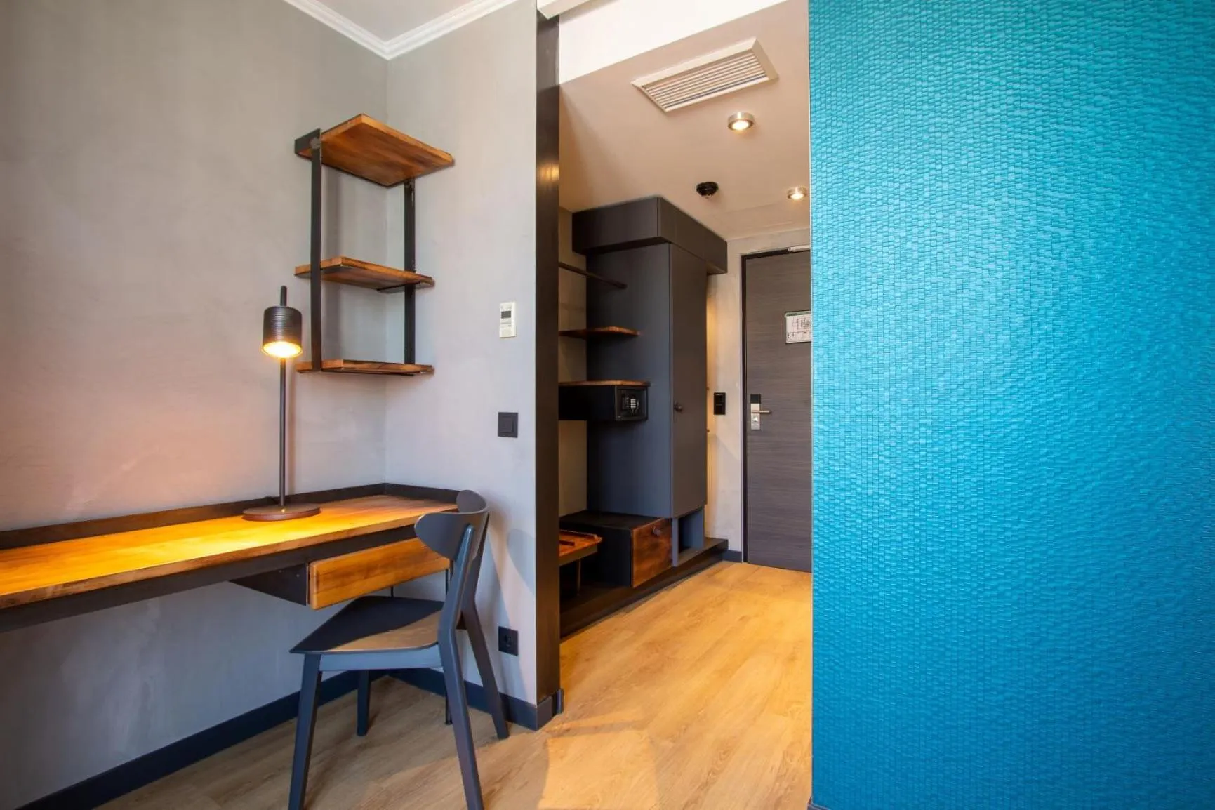 Photo of the whole room, Bed in Unsöld's Factory Hotel