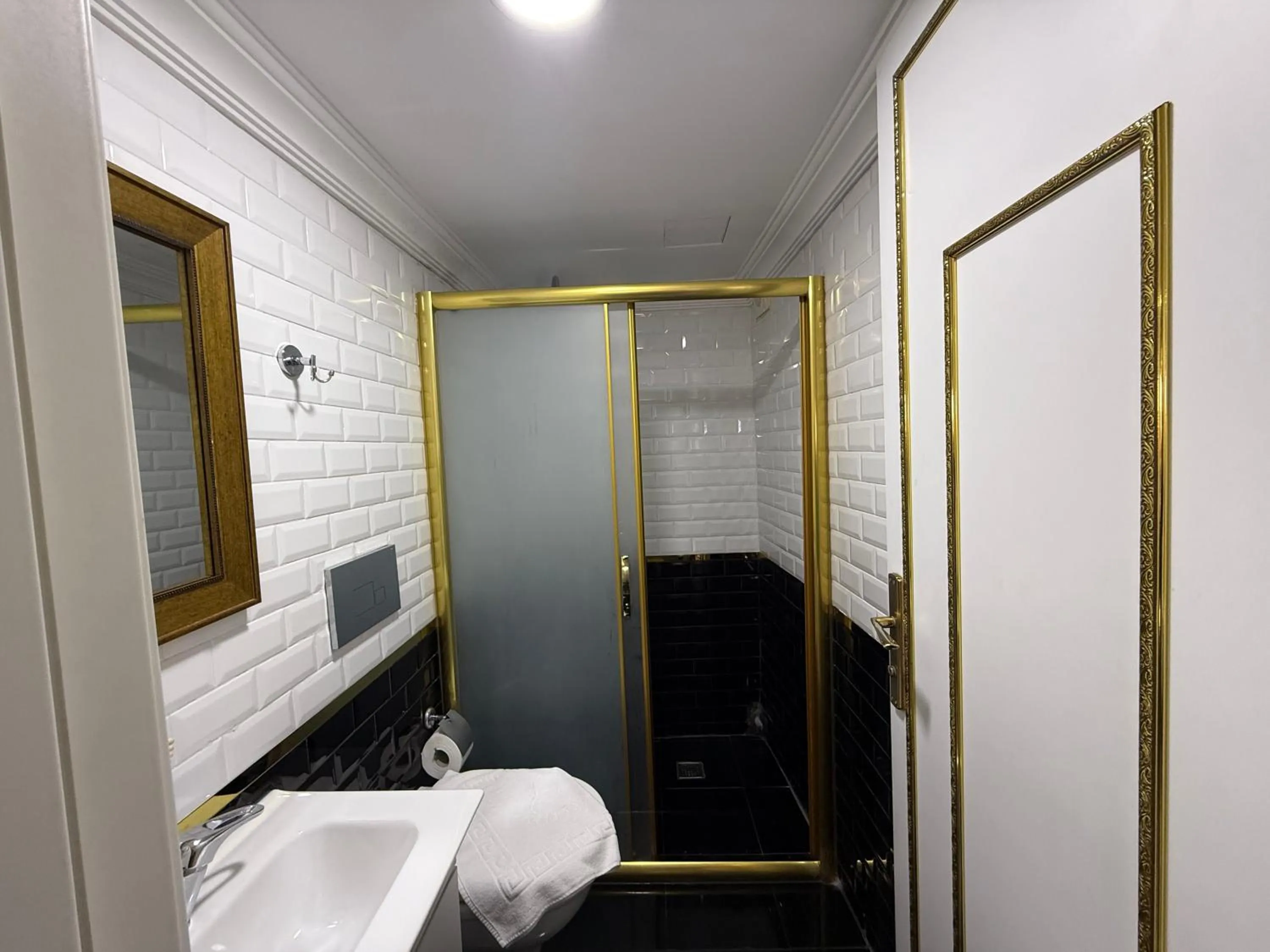 Shower in RHYTHM HOTEL