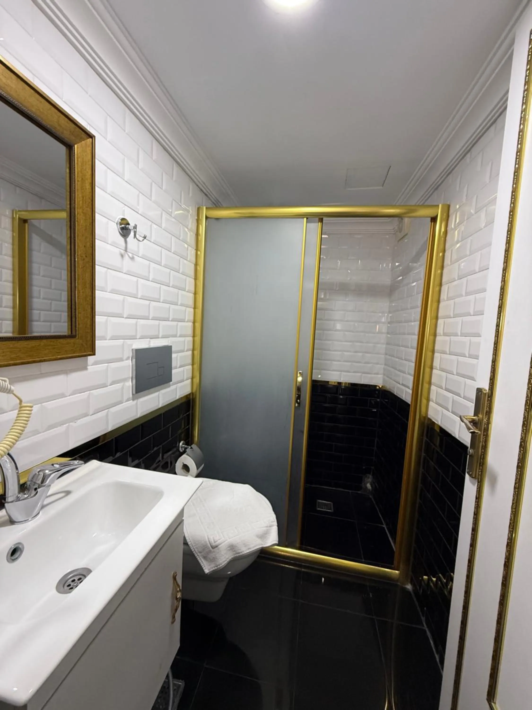 Shower in RHYTHM HOTEL