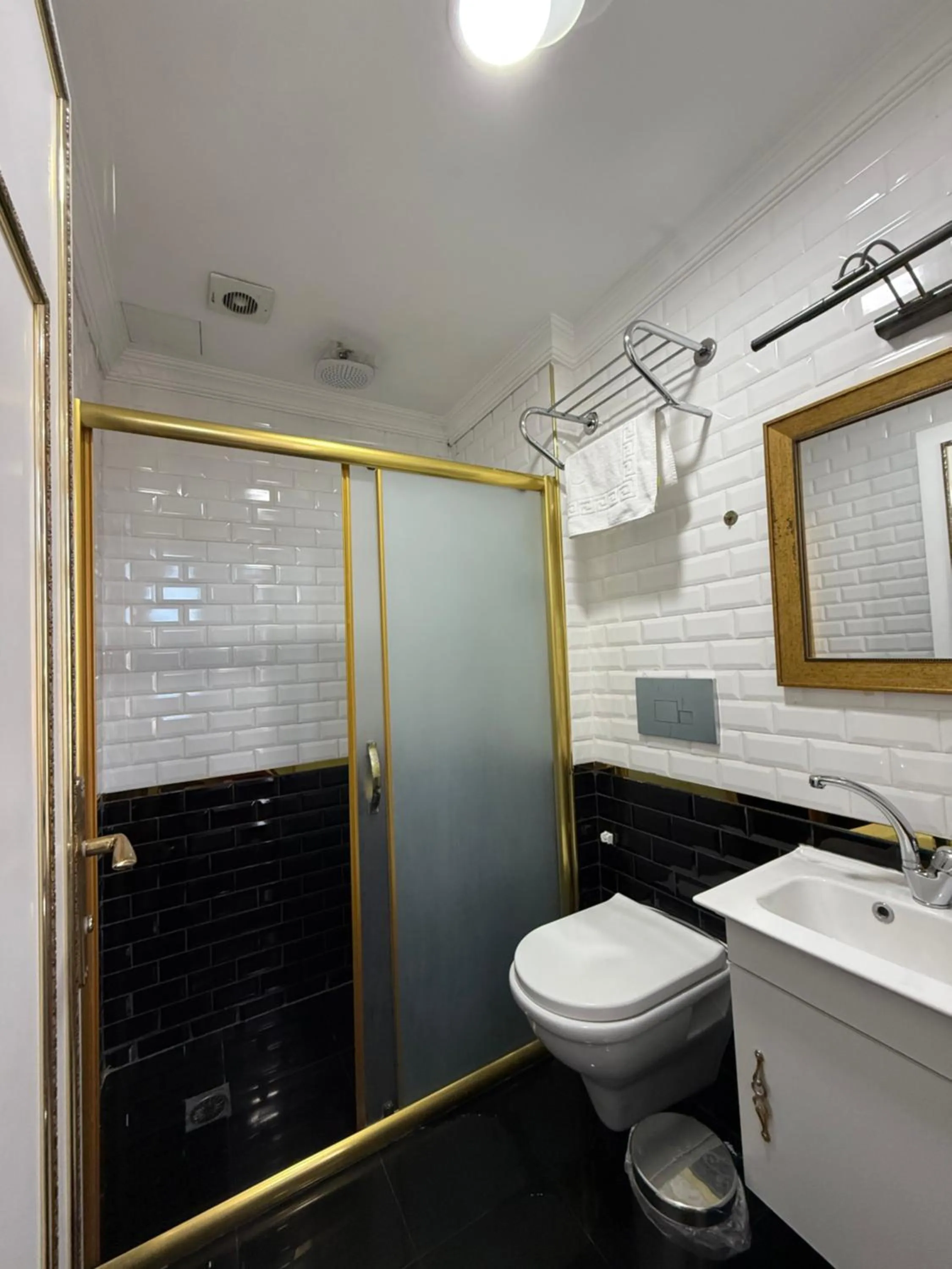 Shower in RHYTHM HOTEL