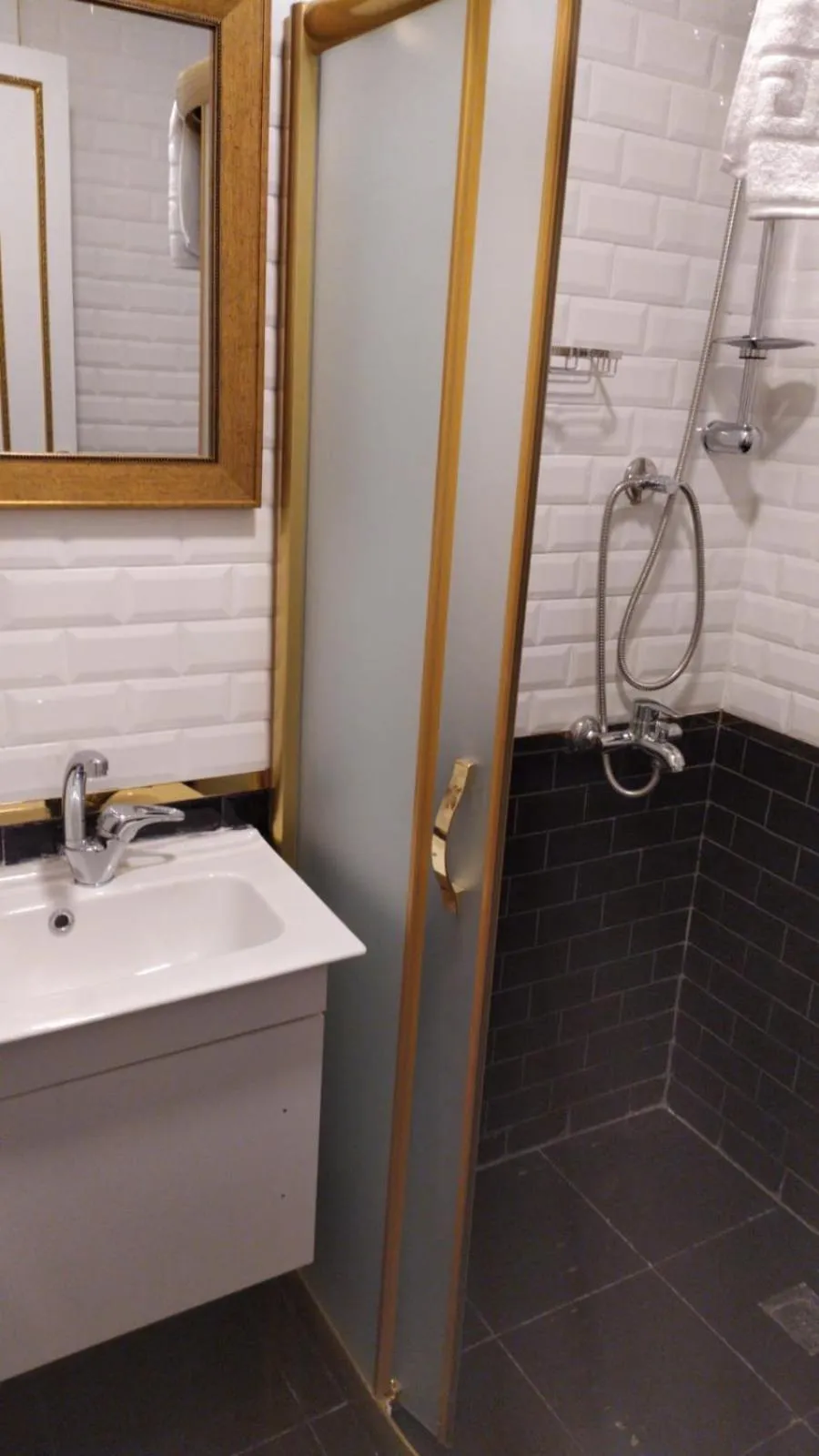 Shower in RHYTHM HOTEL