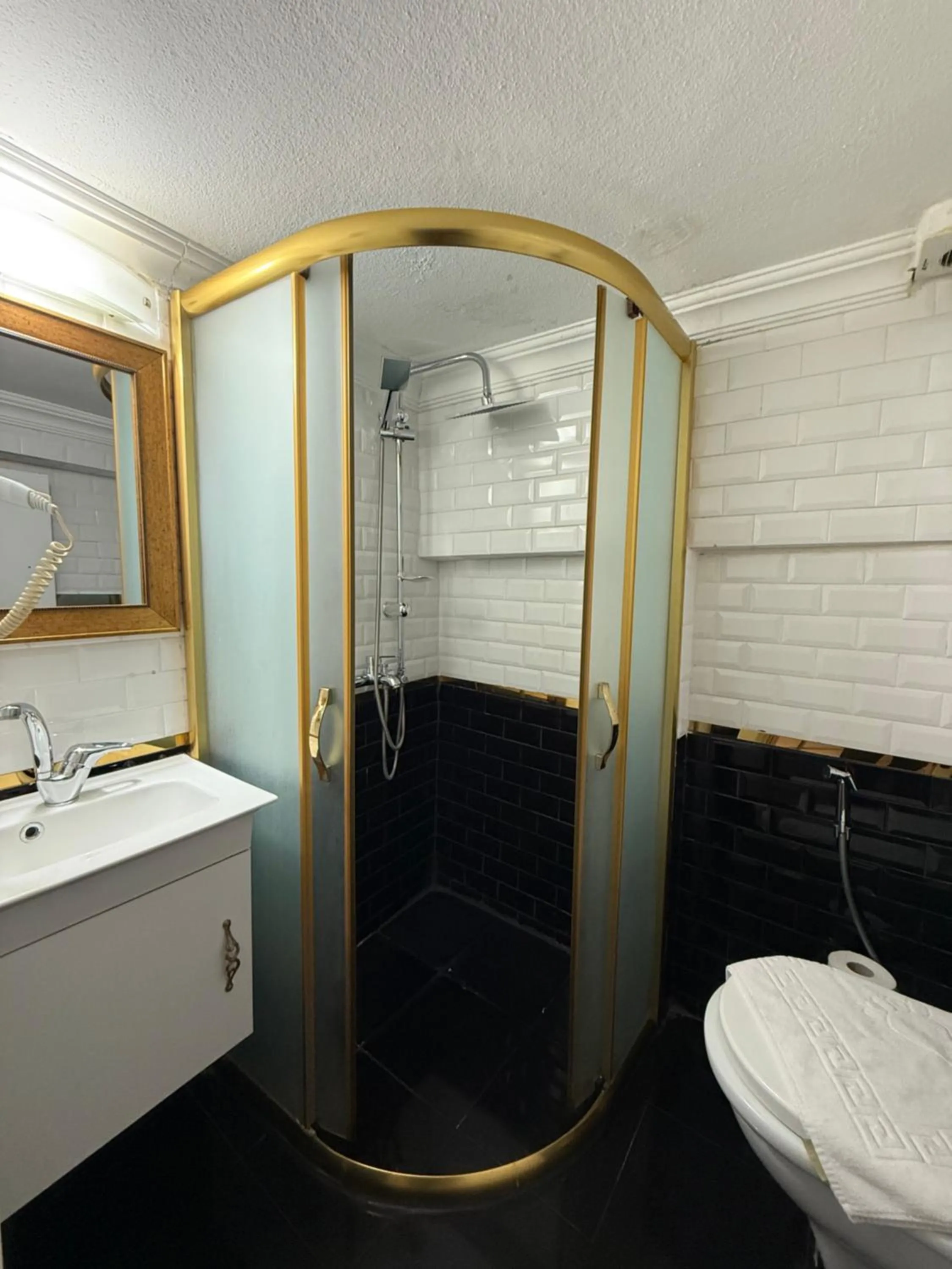 Shower in RHYTHM HOTEL