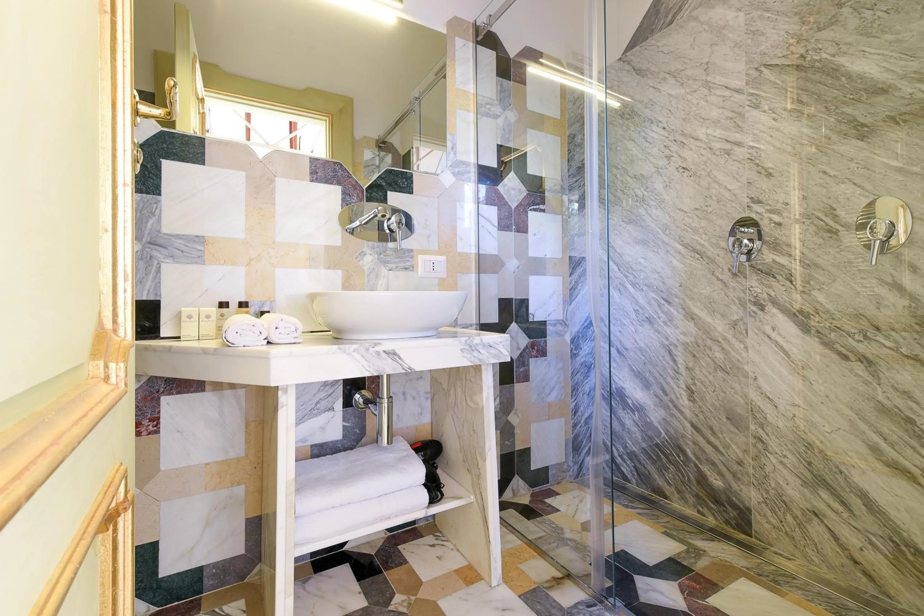 Bathroom in DA Rooms