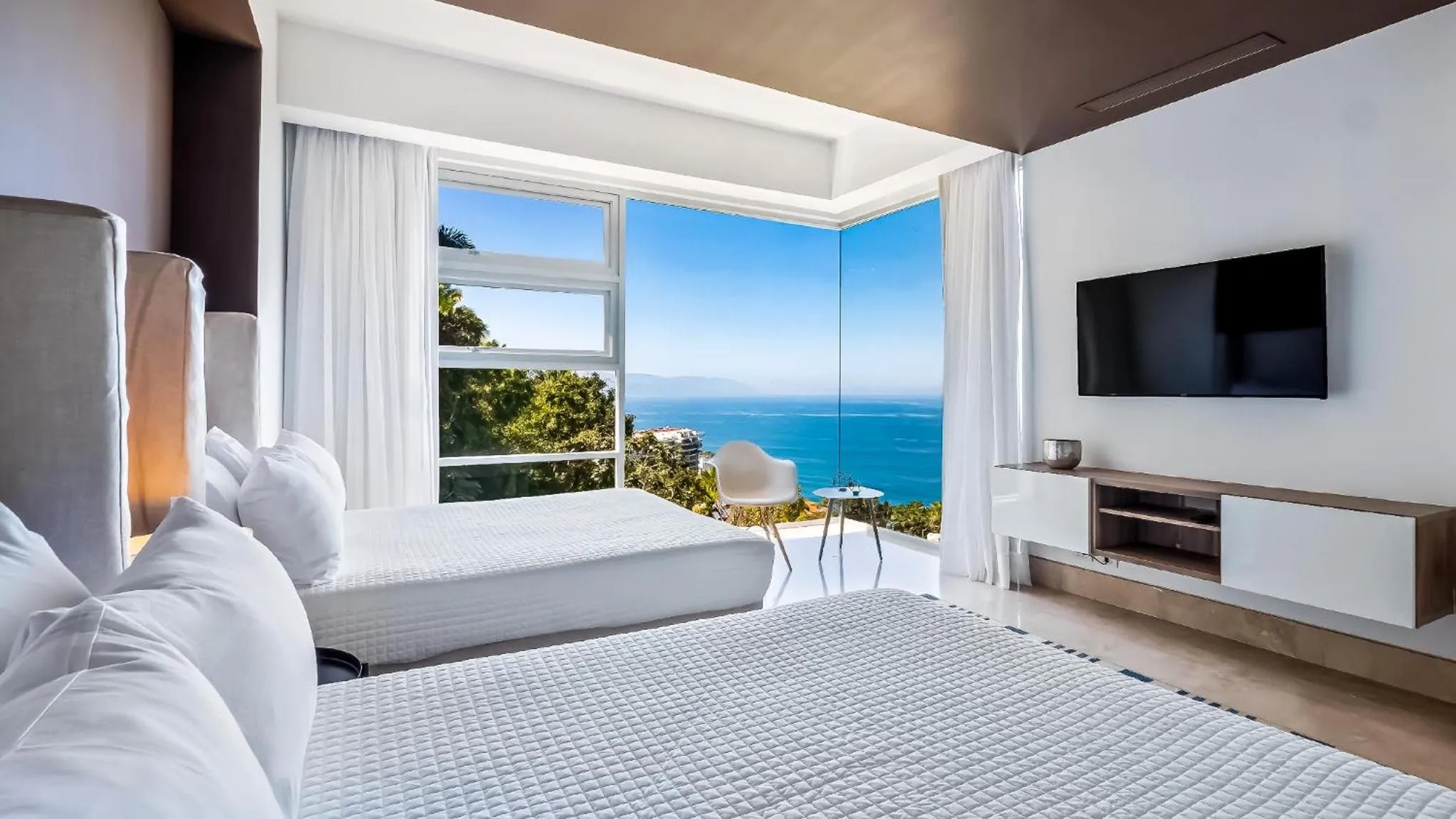 Bedroom, Bed in Avalon - 401 Luxury & Breathtaking Sunset Views