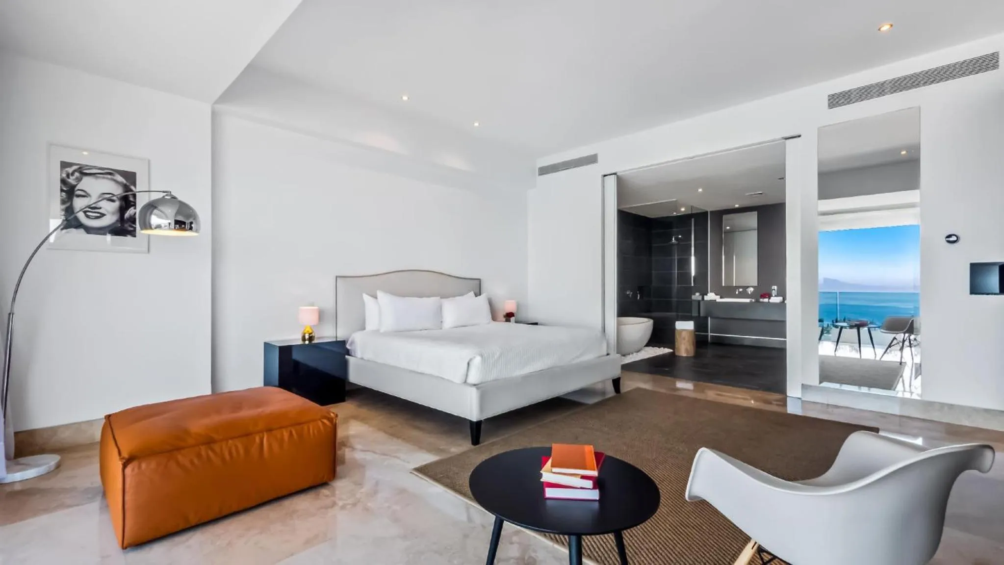 Bed in Avalon - 401 Luxury & Breathtaking Sunset Views