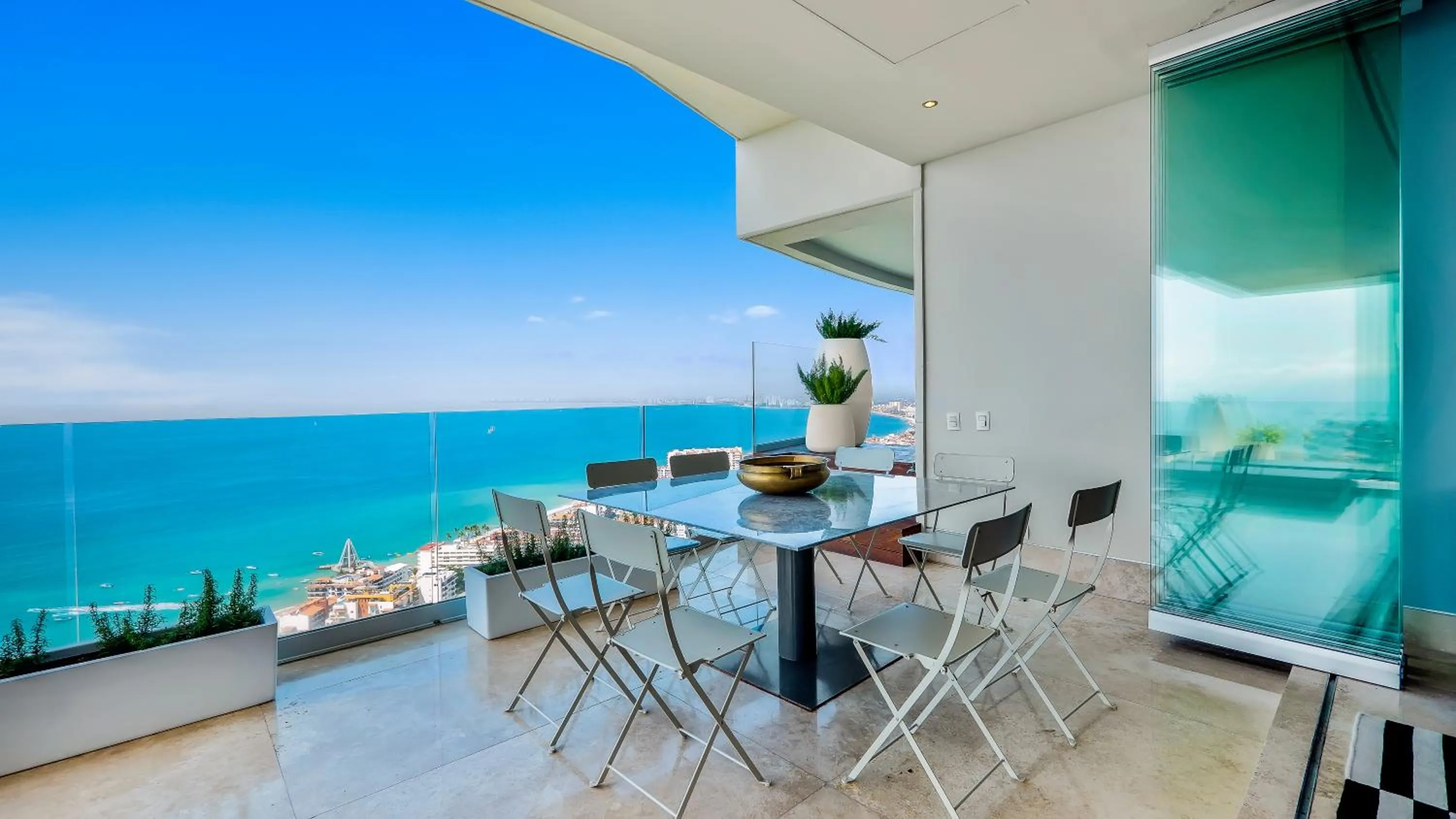 Patio in Avalon - 801 Top Sky Bar Pool 3 BR in Amapas