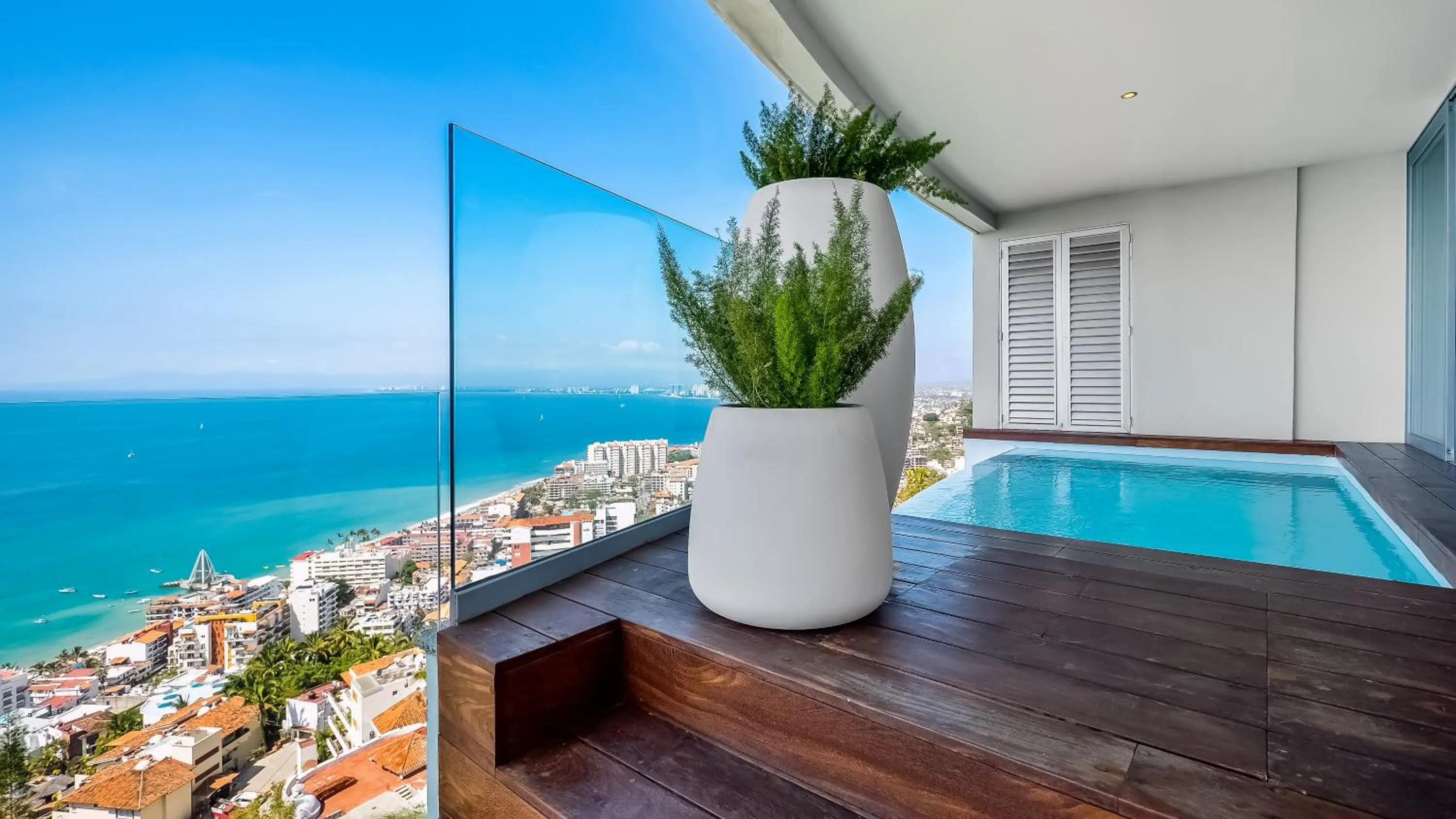 Pool view in Avalon - 801 Top Sky Bar Pool 3 BR in Amapas