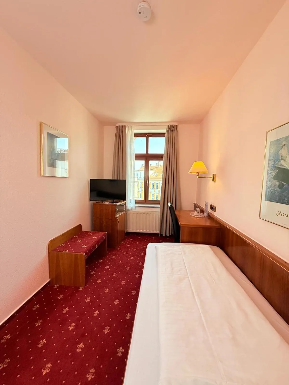 Bedroom, Bed in Hotel Merseburger Hof