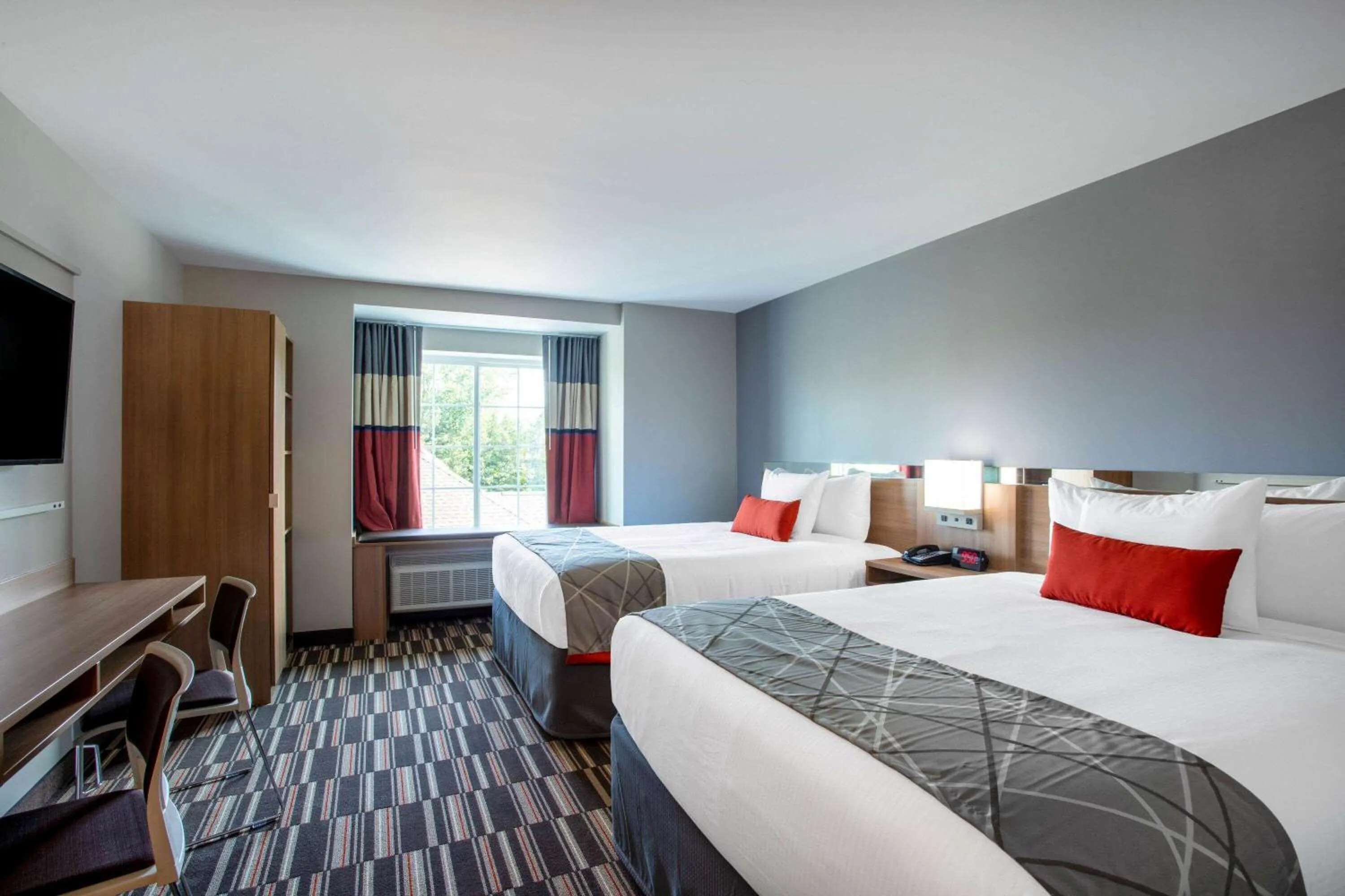 Photo of the whole room, Bed in Microtel Inn & Suites by Wyndham Amsterdam NY