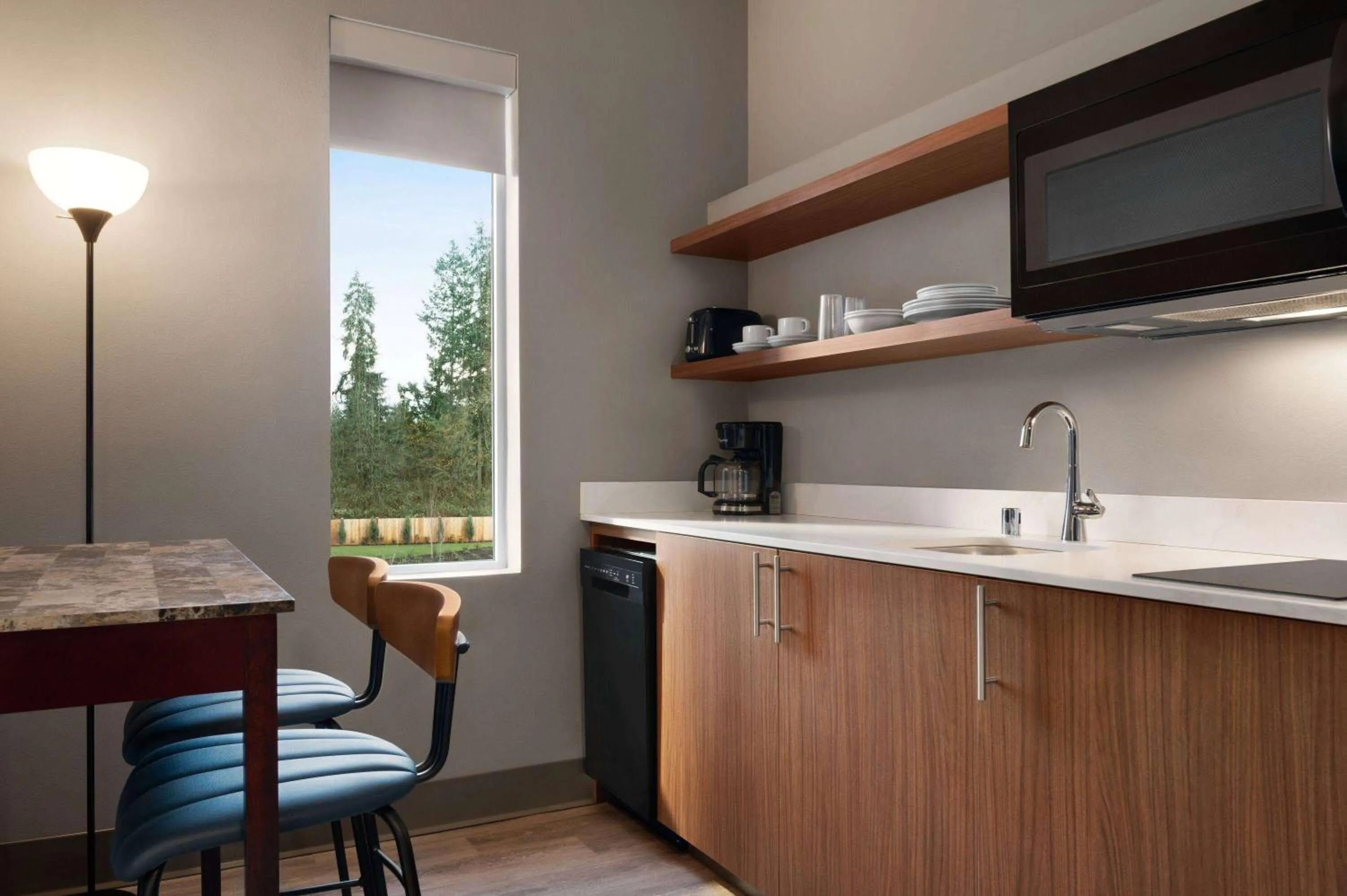 Bed in La Quinta Inn & Suites by Wyndham Marysville