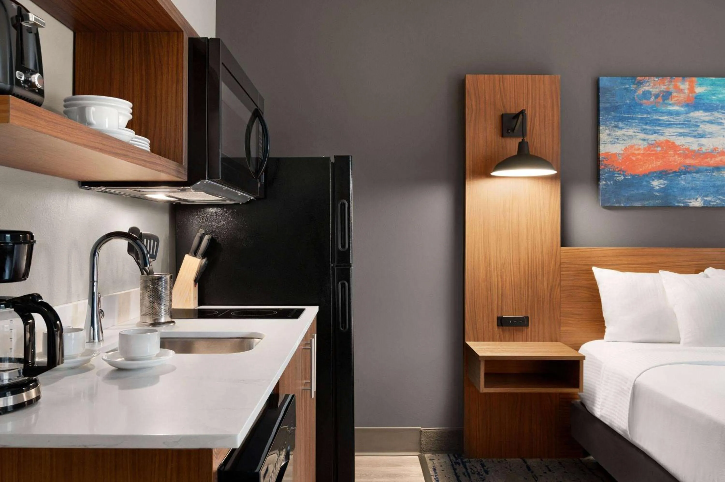 Bed in La Quinta Inn & Suites by Wyndham Marysville