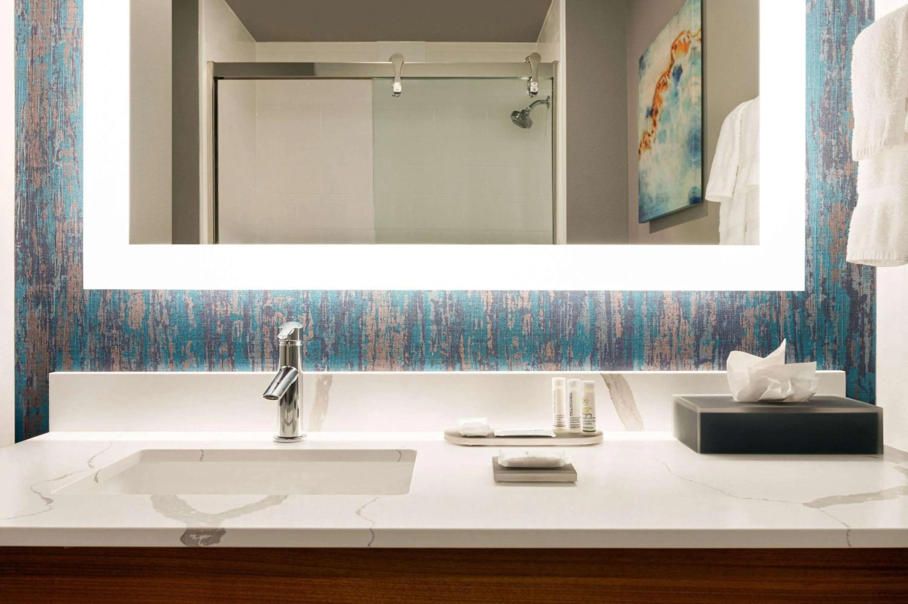 TV and multimedia in La Quinta Inn & Suites by Wyndham Marysville