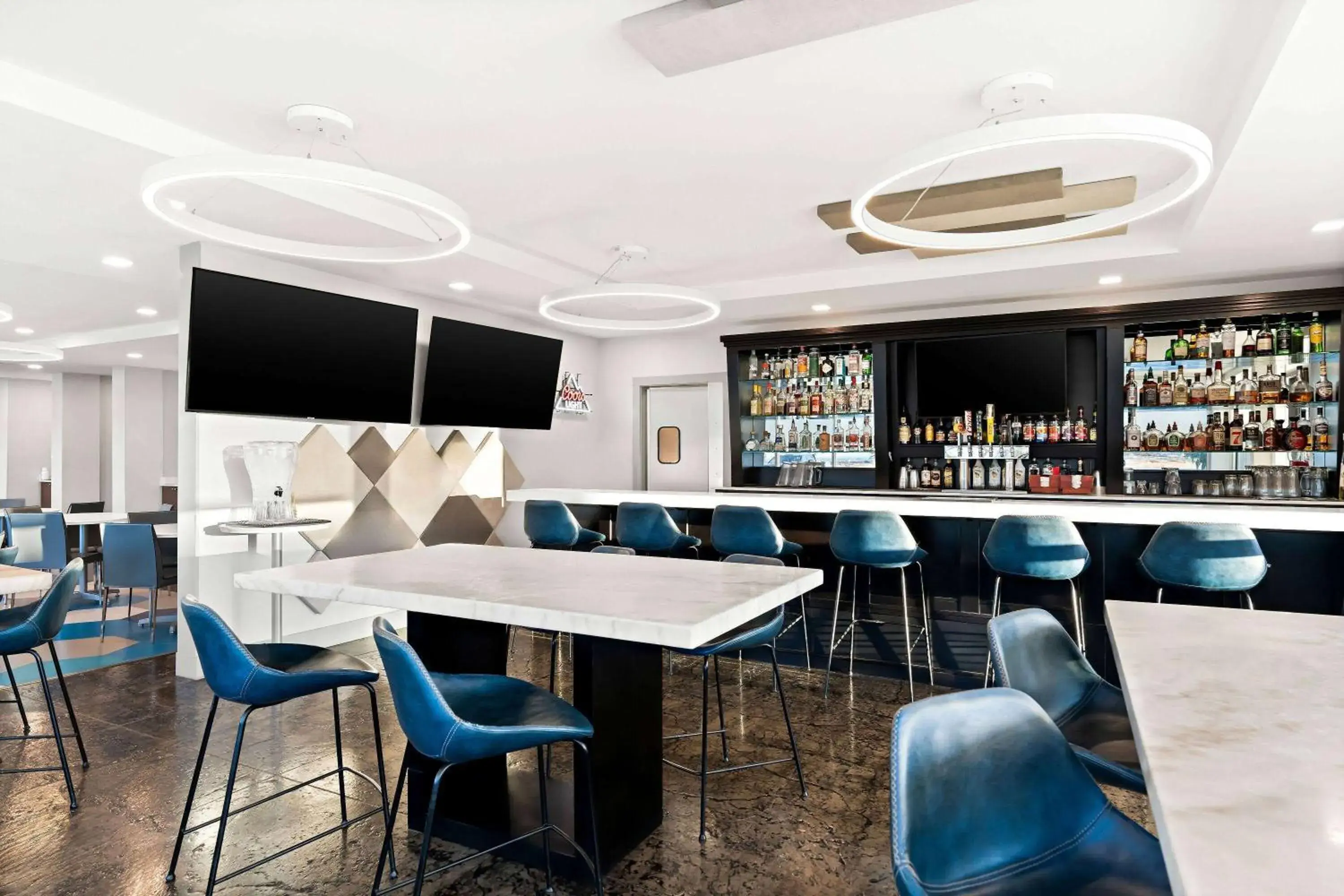Lounge or bar in Holiday Inn Express & Suites George - Quincy South by IHG Lounge or bar in Holiday Inn Express & Suites George - Quincy South by IHG