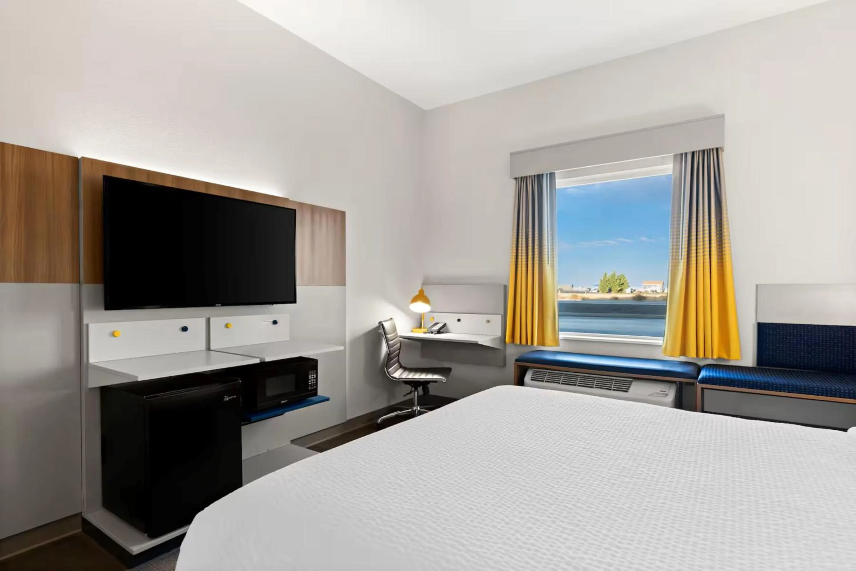 Photo of the whole room, Bed in Holiday Inn Express & Suites George - Quincy South by IHG