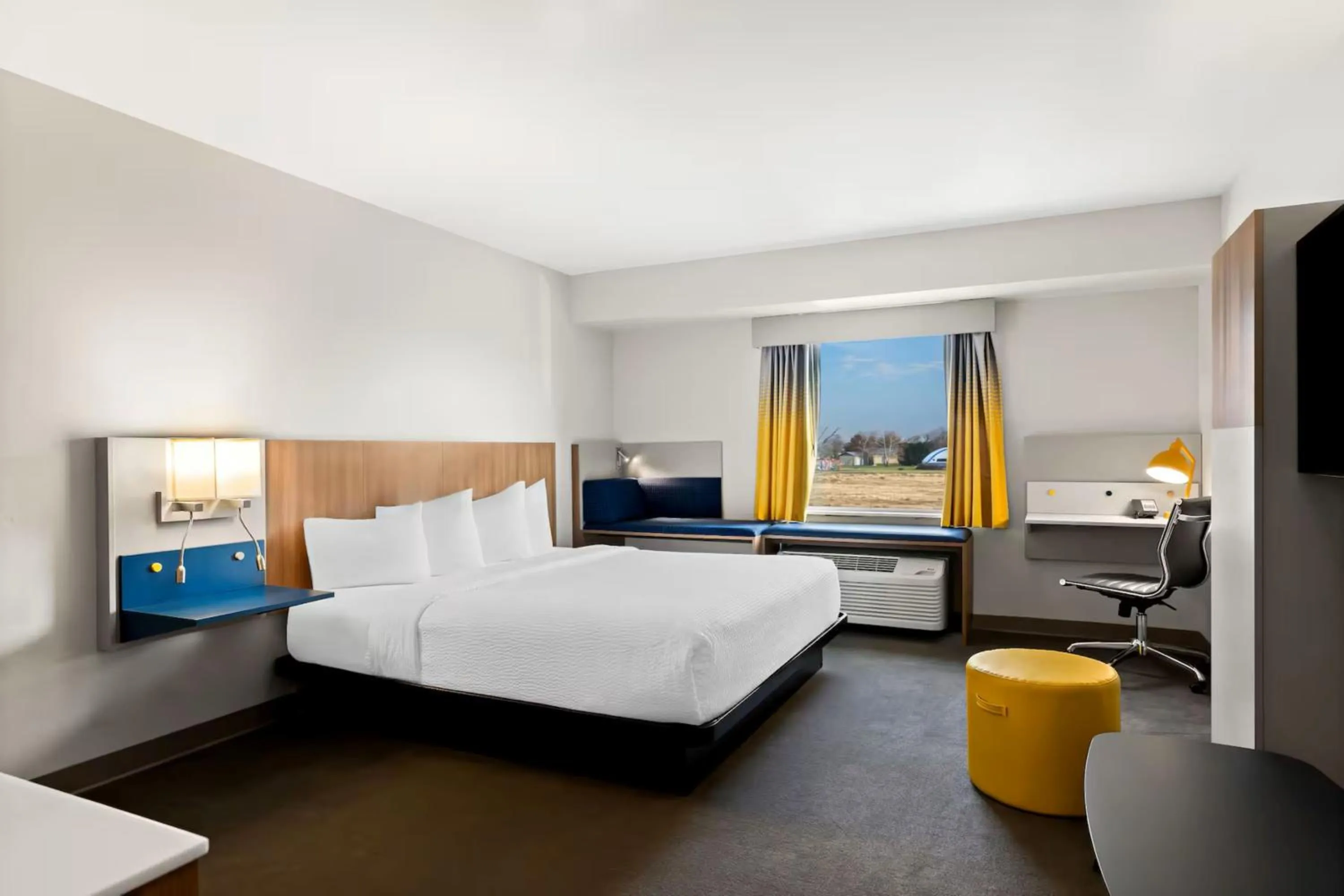 Photo of the whole room, Bed in Holiday Inn Express & Suites George - Quincy South by IHG