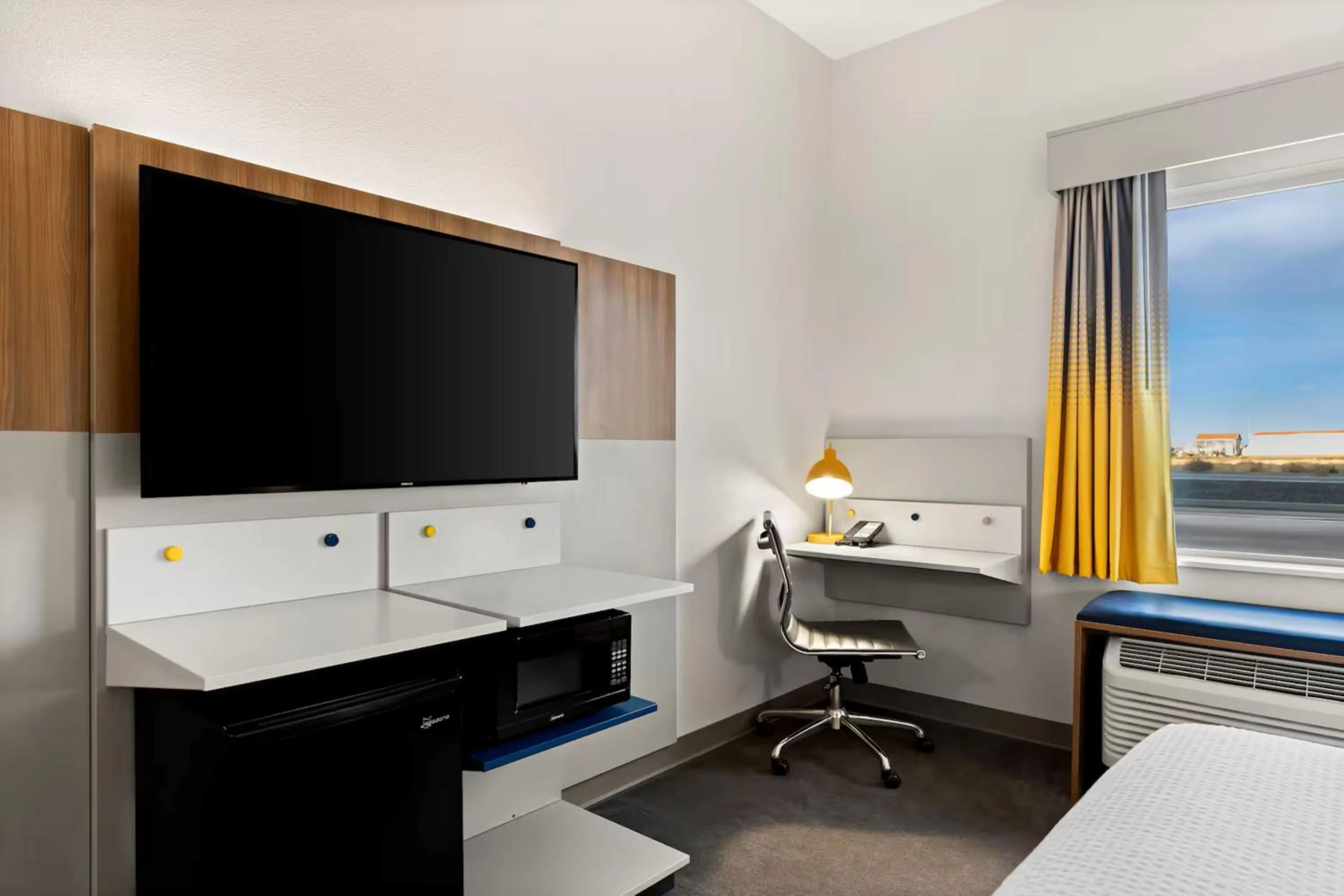 Photo of the whole room, Bed in Holiday Inn Express & Suites George - Quincy South by IHG