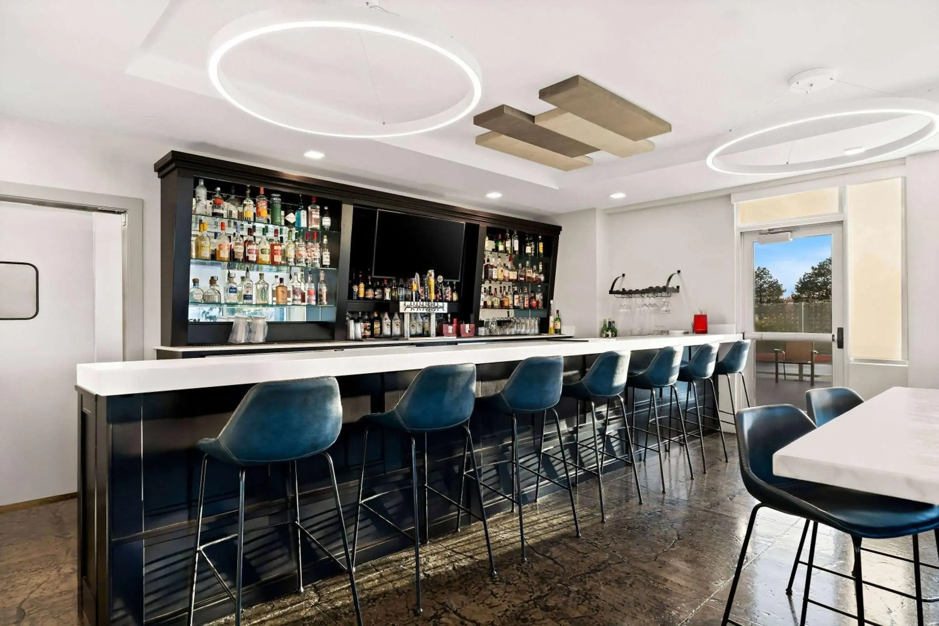 Lounge or bar in Holiday Inn Express & Suites George - Quincy South by IHG Lounge or bar in Holiday Inn Express & Suites George - Quincy South by IHG