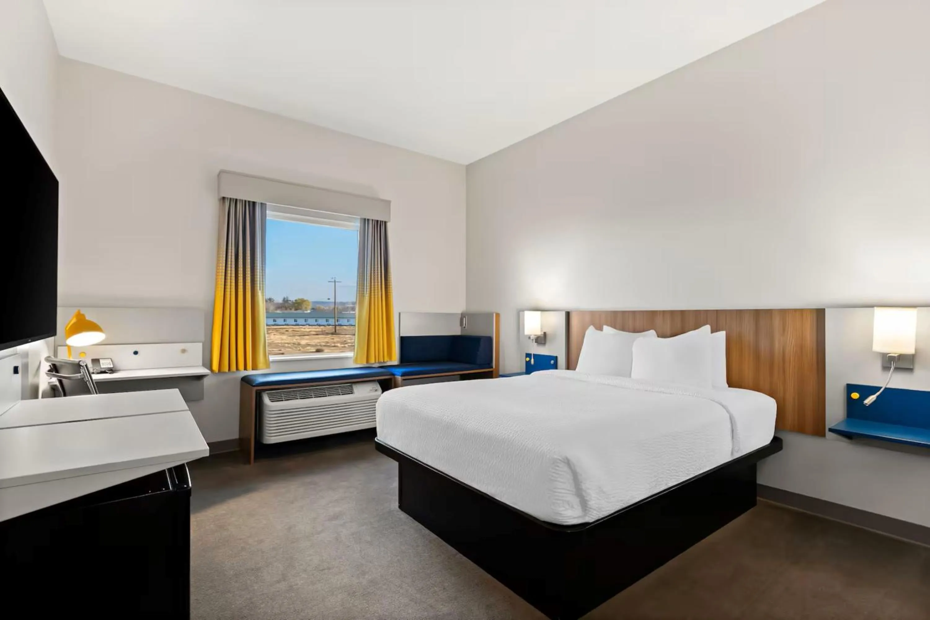 Photo of the whole room, Bed in Holiday Inn Express & Suites George - Quincy South by IHG