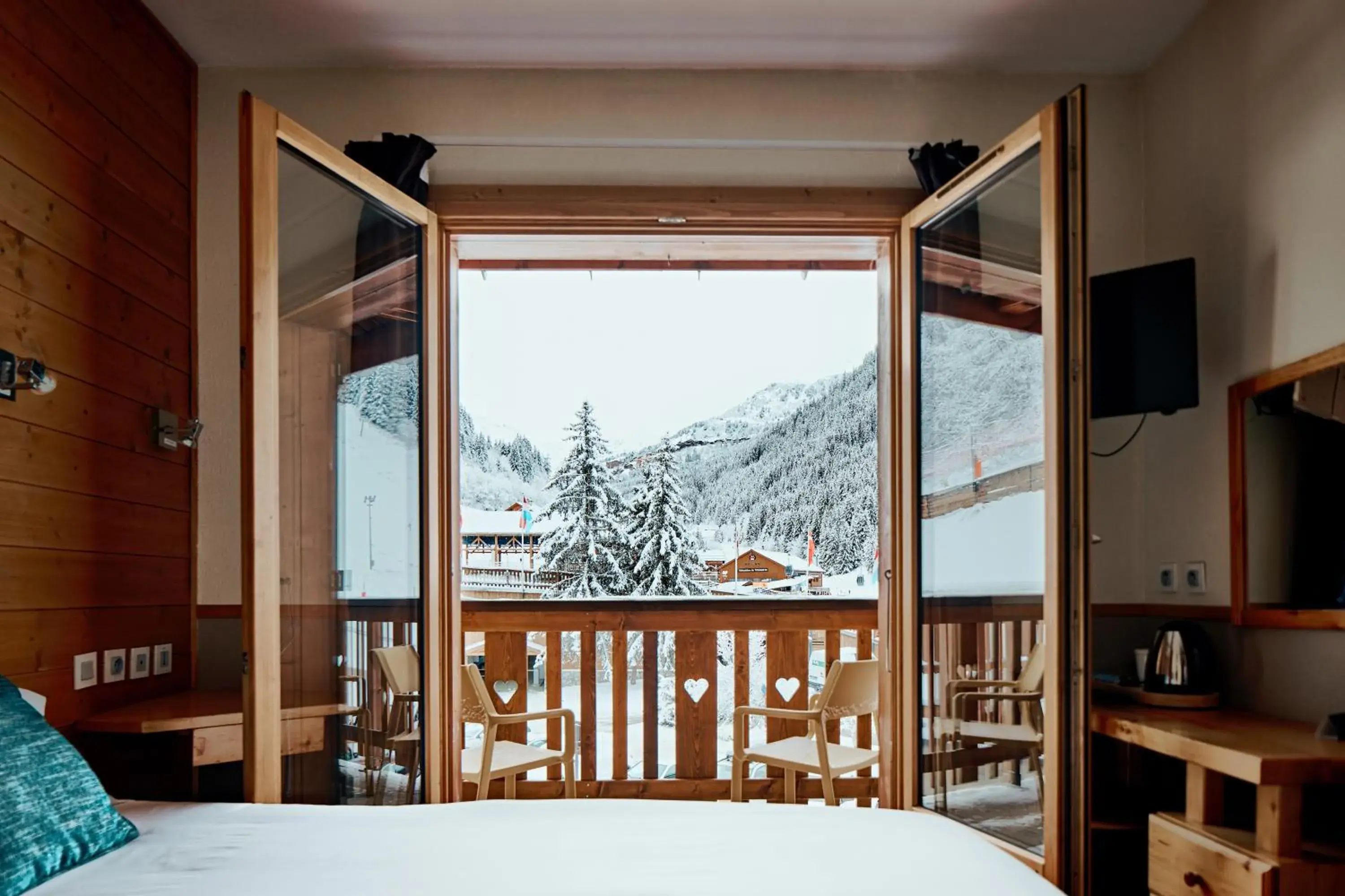 Property building, Bed in Hôtel Les Grangettes Property building, Bed in Hôtel Les Grangettes