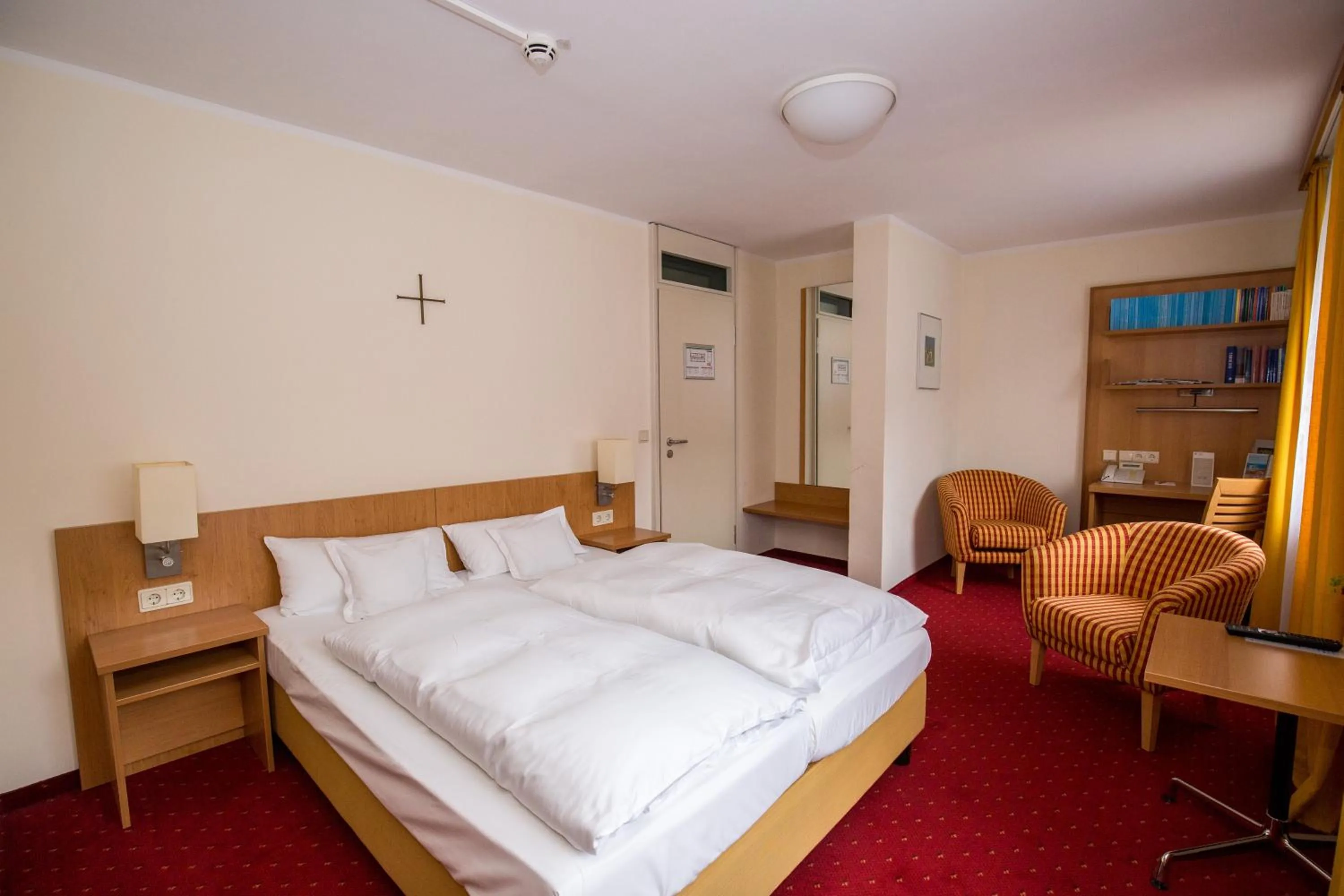 Photo of the whole room, Bed in Gästehaus der Katholischen Akademie in Bayern