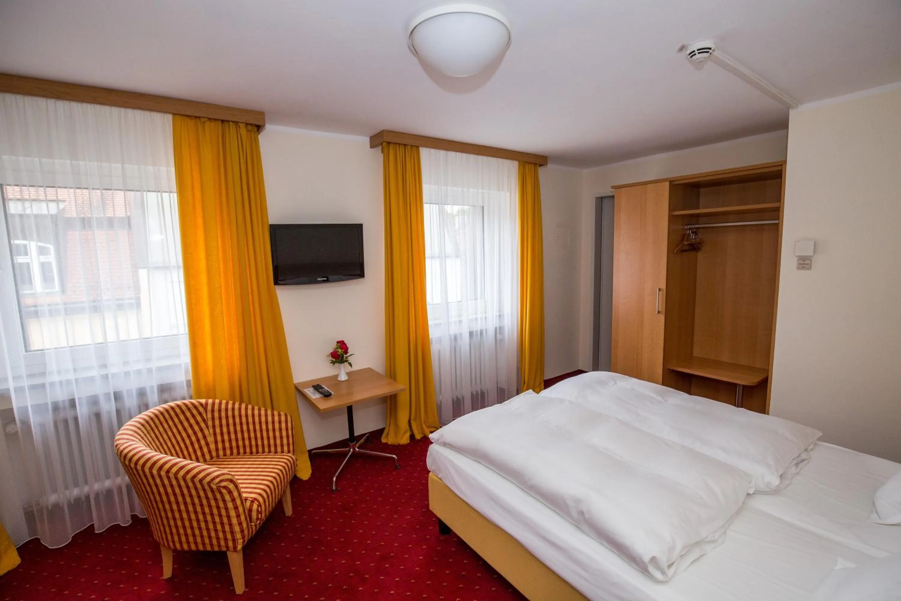 TV and multimedia, Bed in Gästehaus der Katholischen Akademie in Bayern