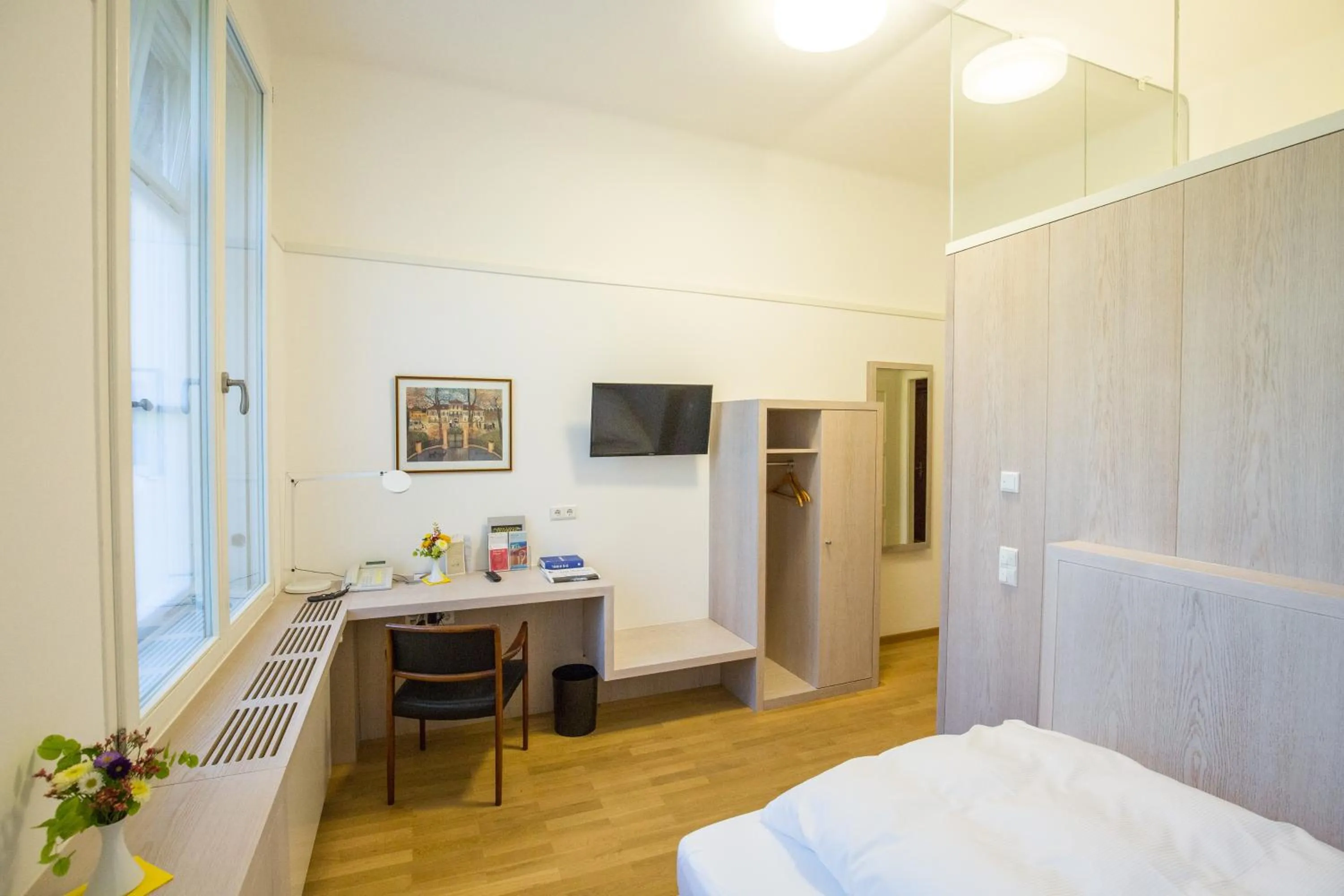 TV and multimedia, Bed in Gästehaus der Katholischen Akademie in Bayern