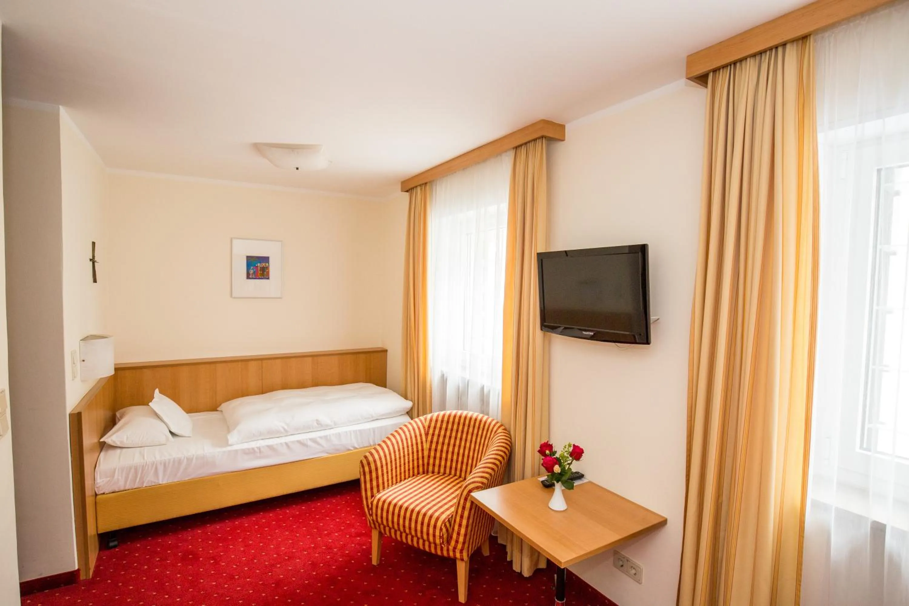 TV and multimedia, Bed in Gästehaus der Katholischen Akademie in Bayern