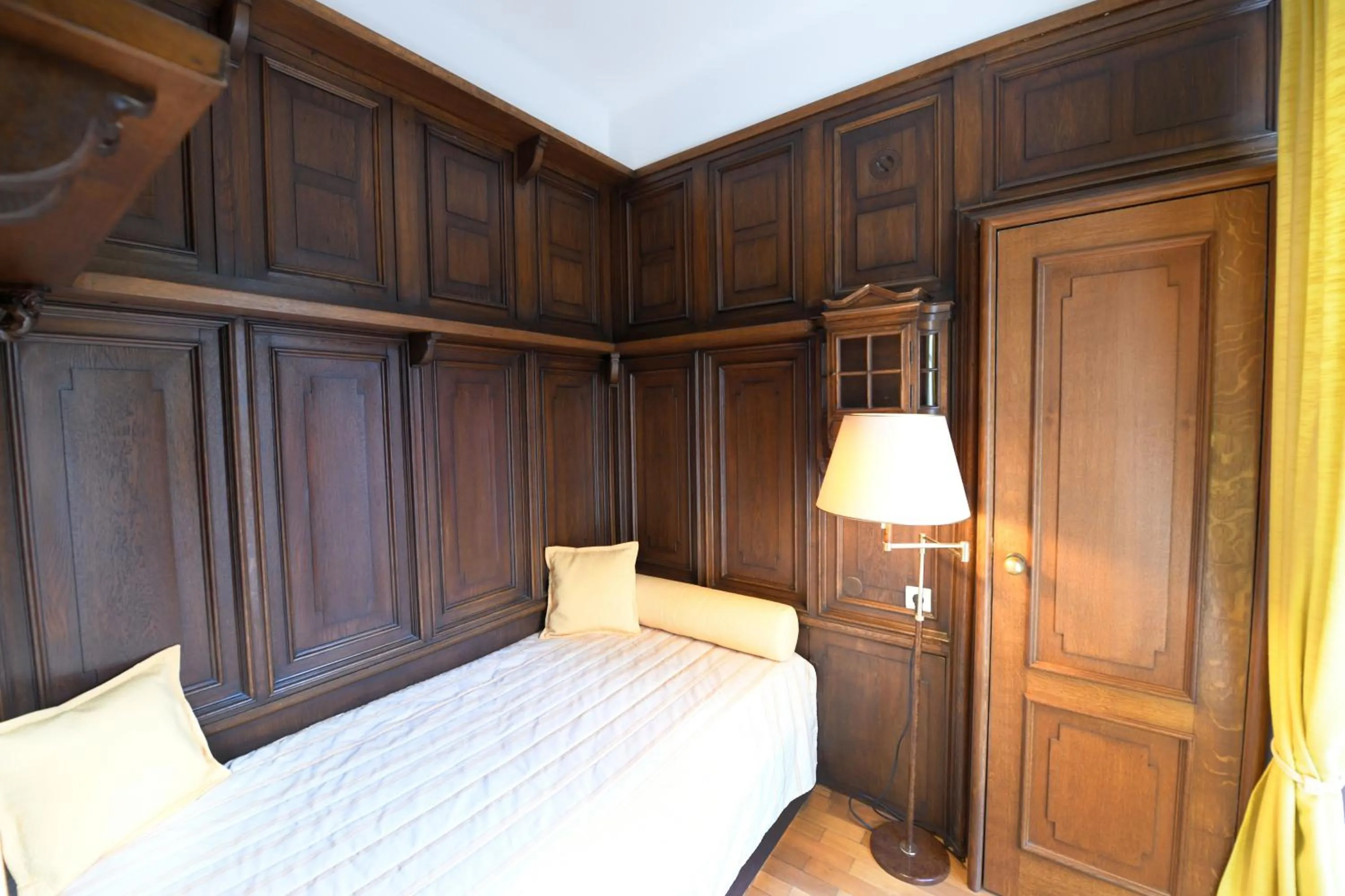 Bed in Gästehaus der Katholischen Akademie in Bayern