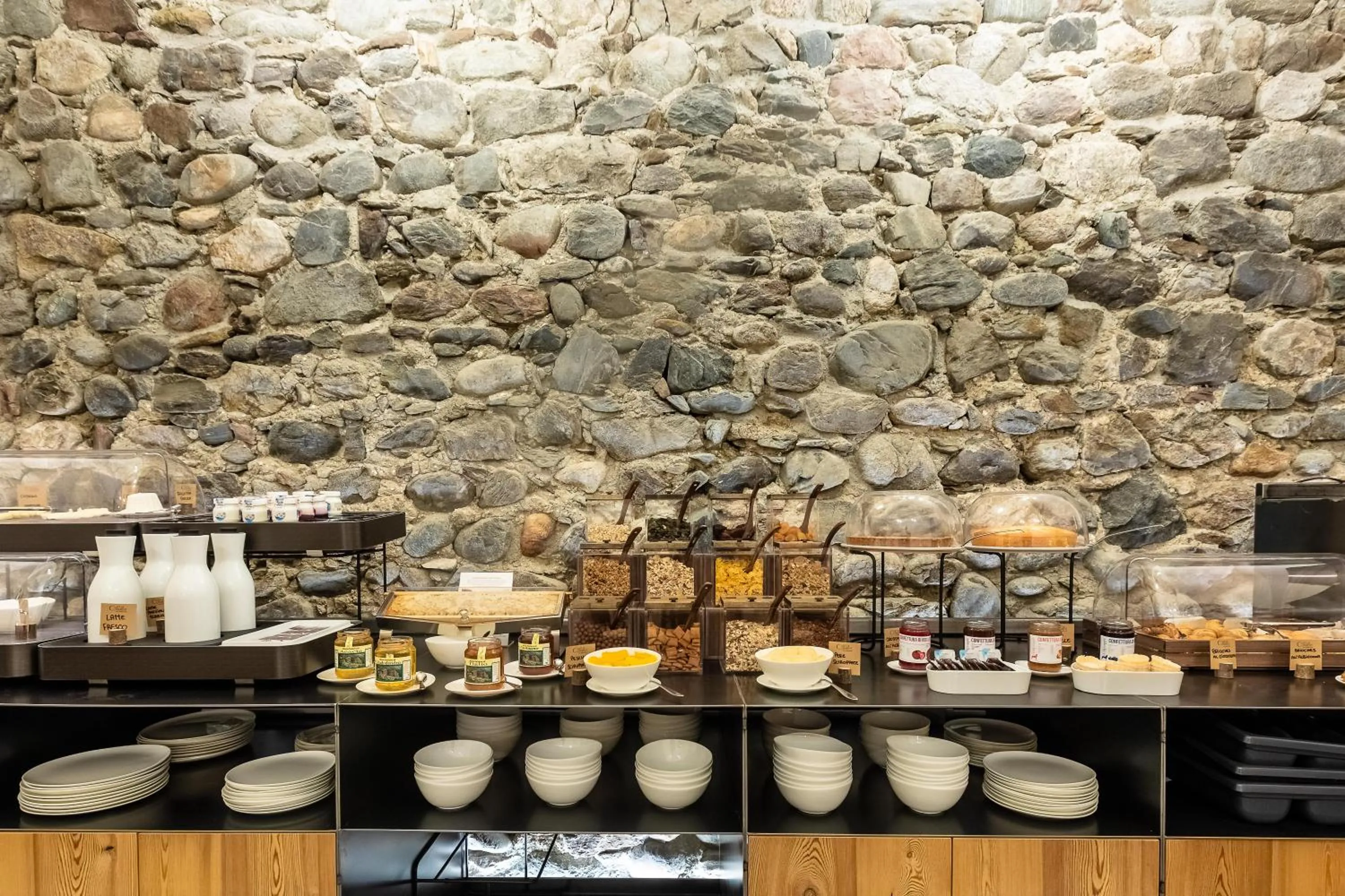 Buffet breakfast in Curt di Clement Eco Mobility Hotel