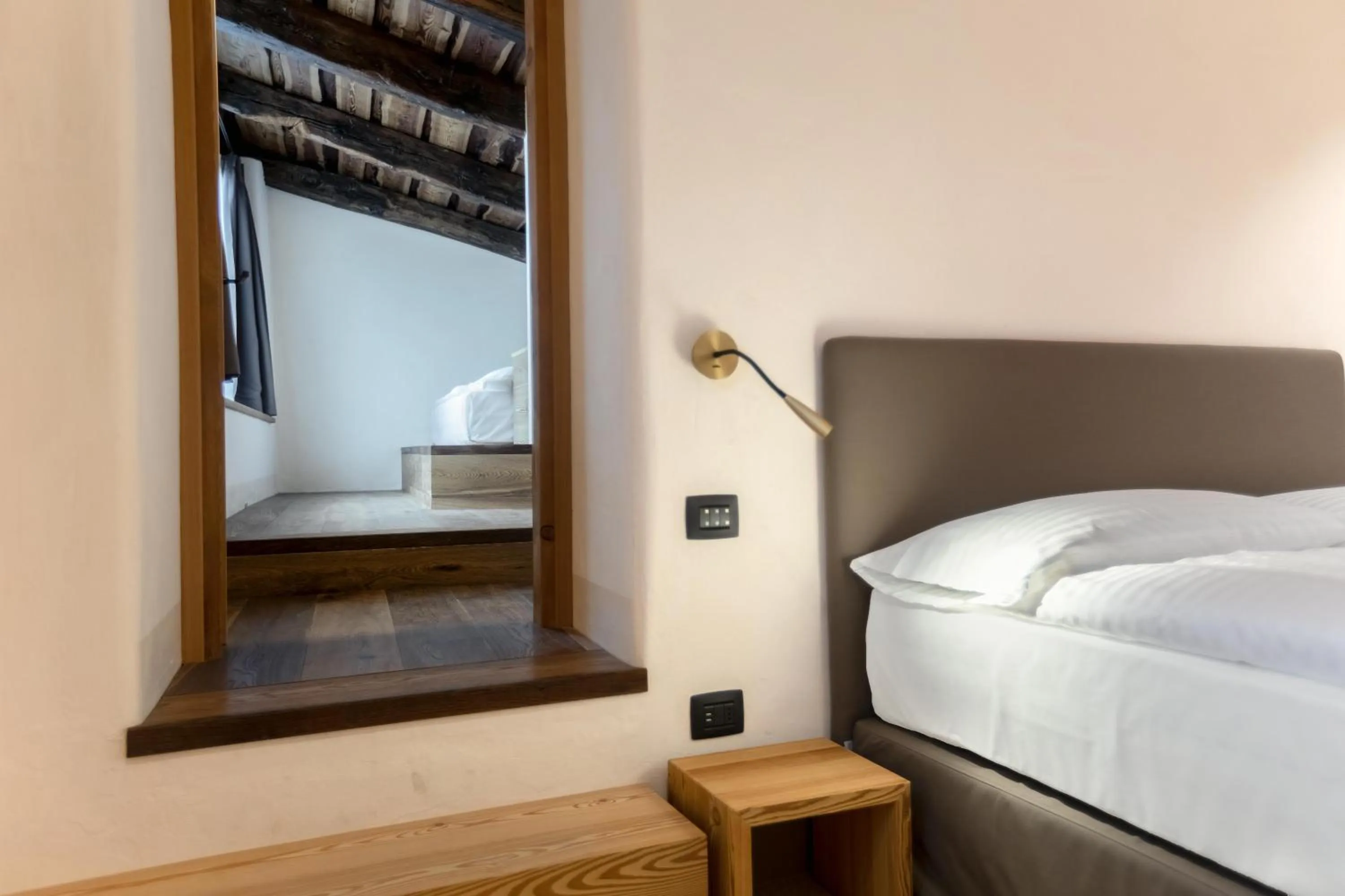 Decorative detail, Bed in Curt di Clement Eco Mobility Hotel