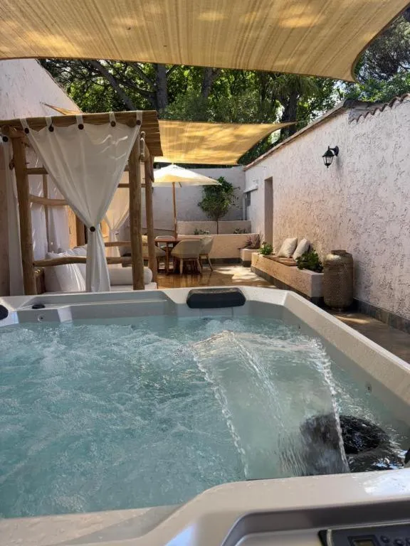 Hot Tub in La Villa Dune, Hôtel & Spa