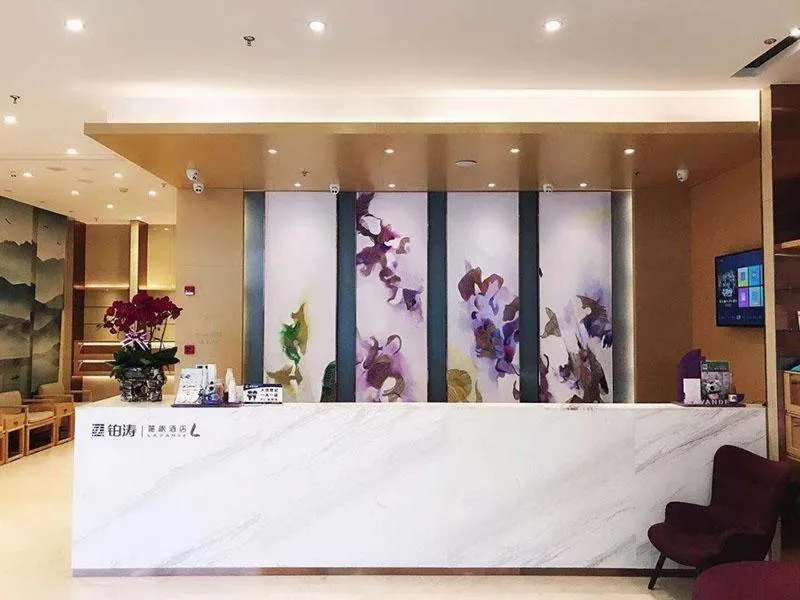 Lavande Hotel Zigong Tanmulin Lantern Park