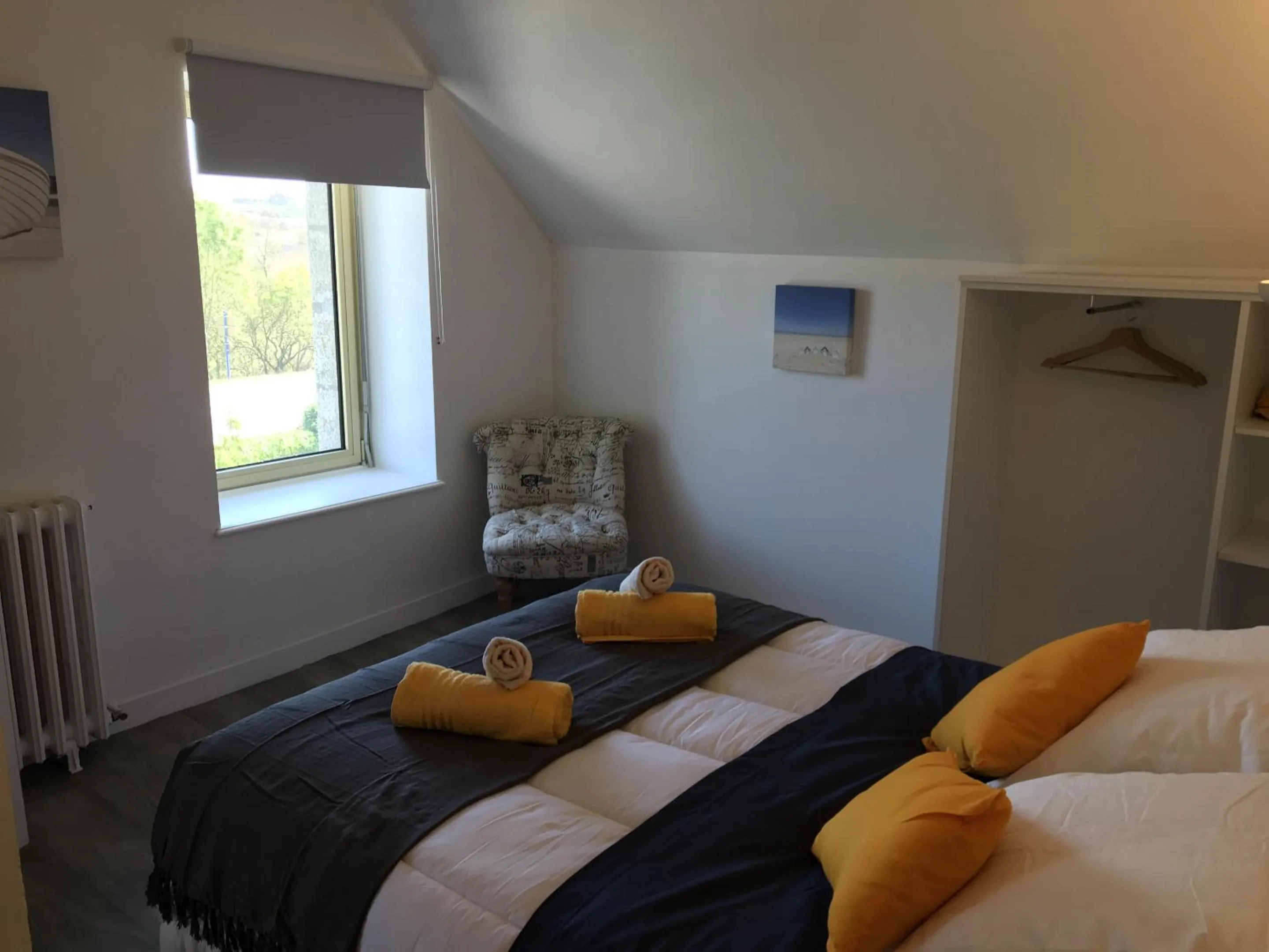 Bedroom, Bed in TREAS GLAZ