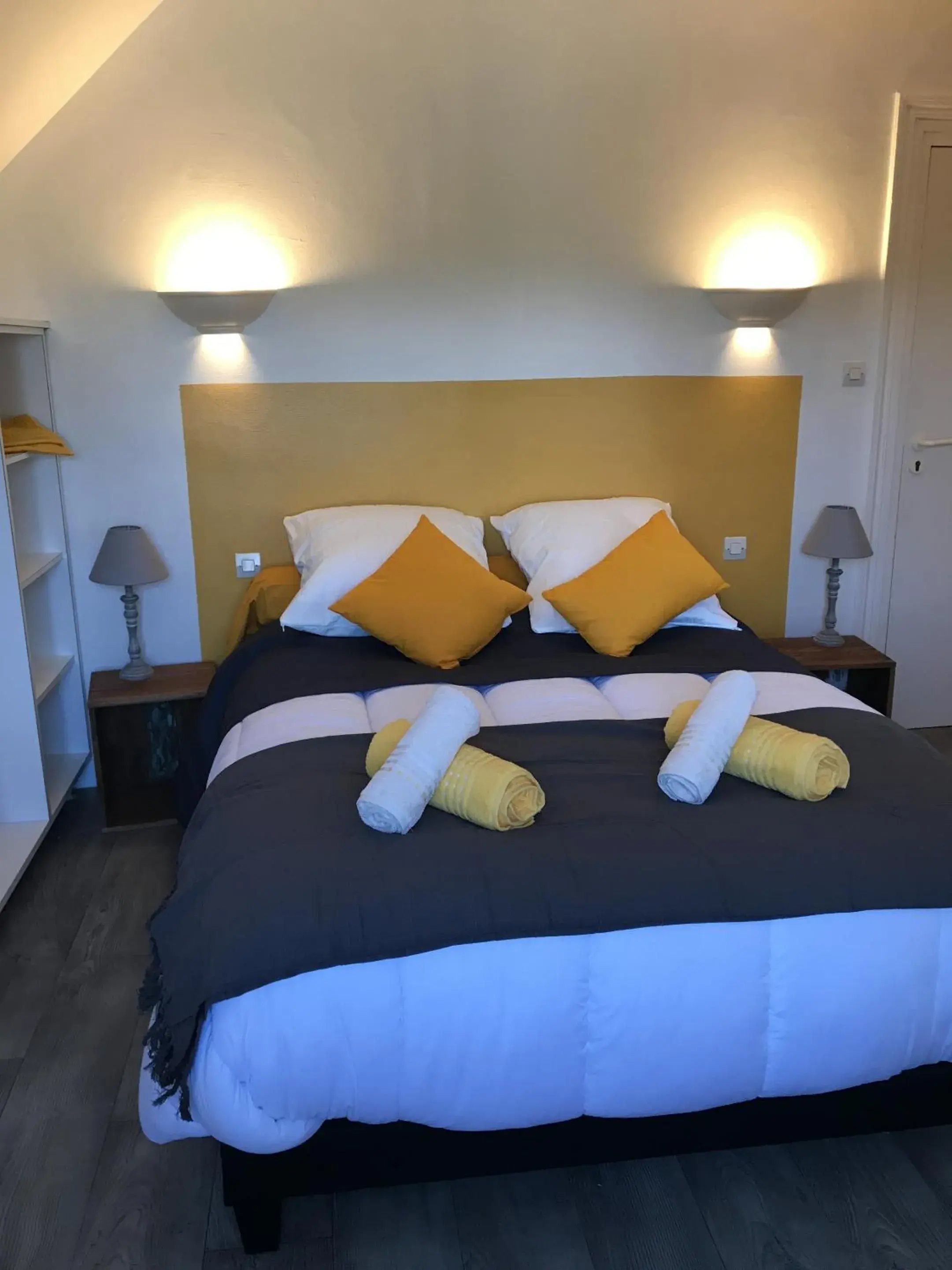 Bedroom, Bed in TREAS GLAZ Bedroom, Bed in TREAS GLAZ