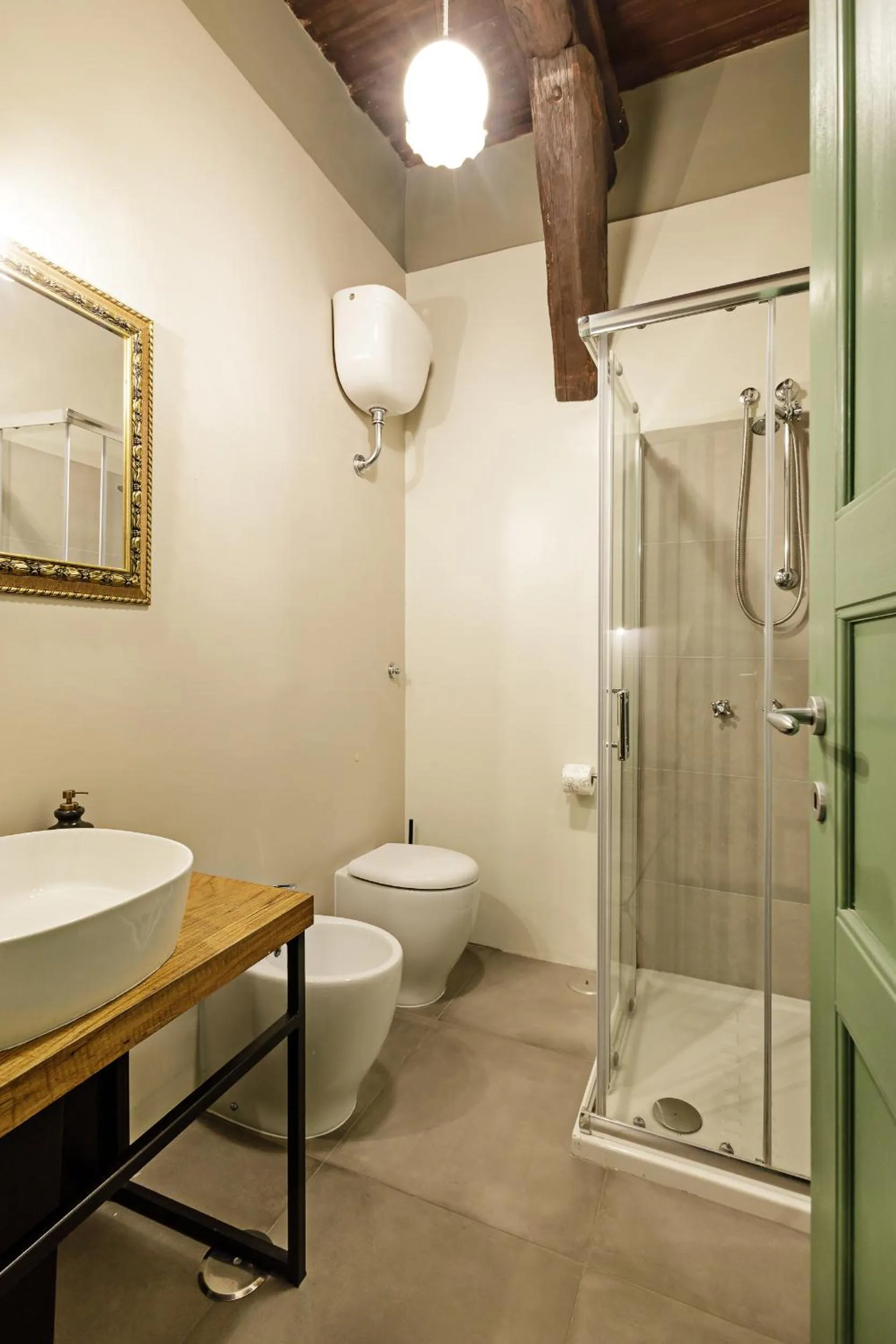 Toilet in Palà Suites