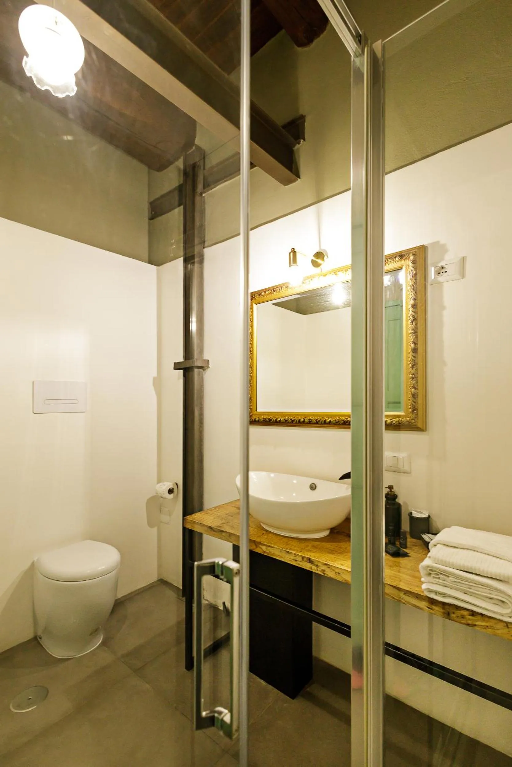 Shower in Palà Suites