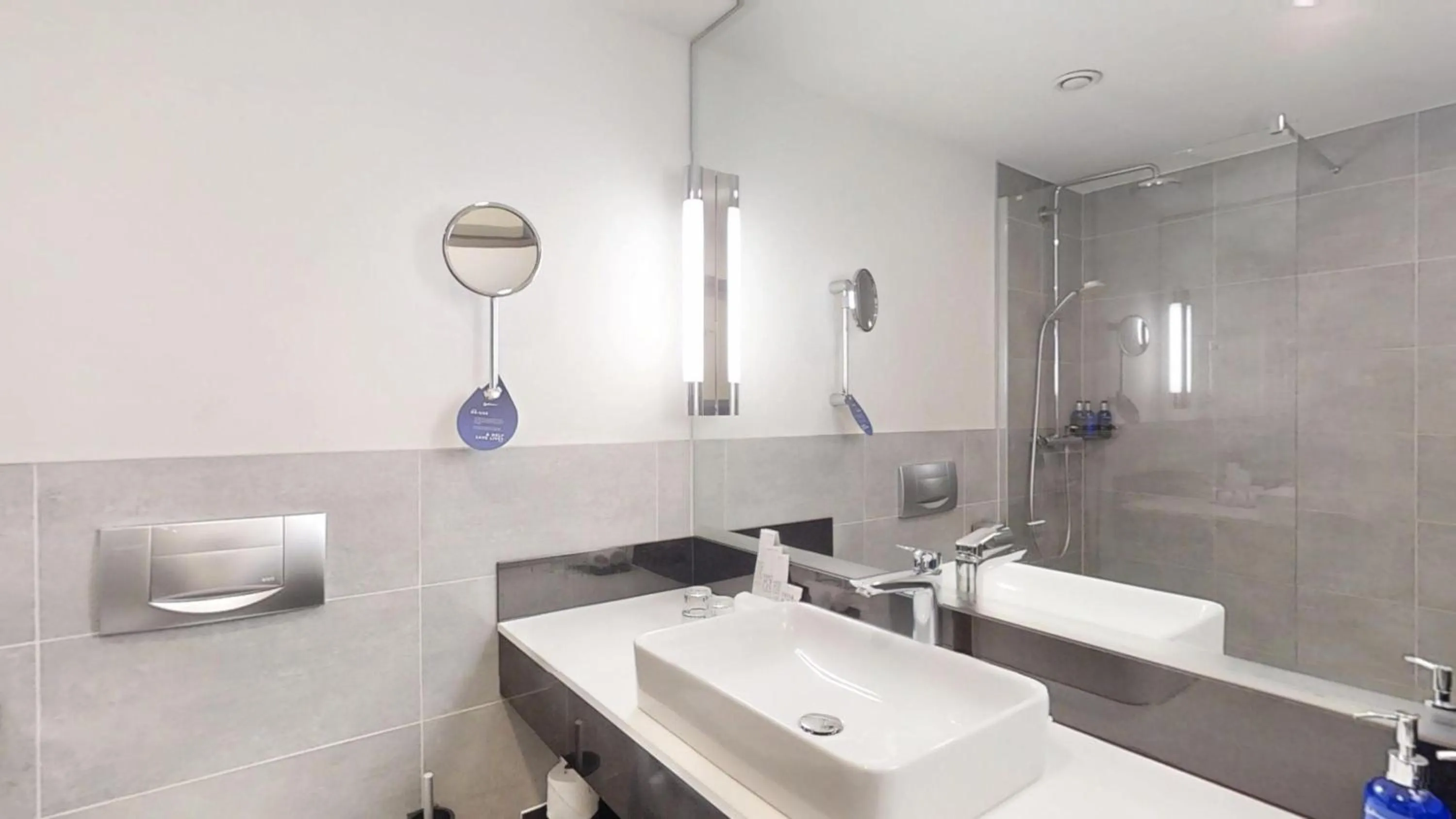 Bathroom in Radisson Blu Hotel Bremen