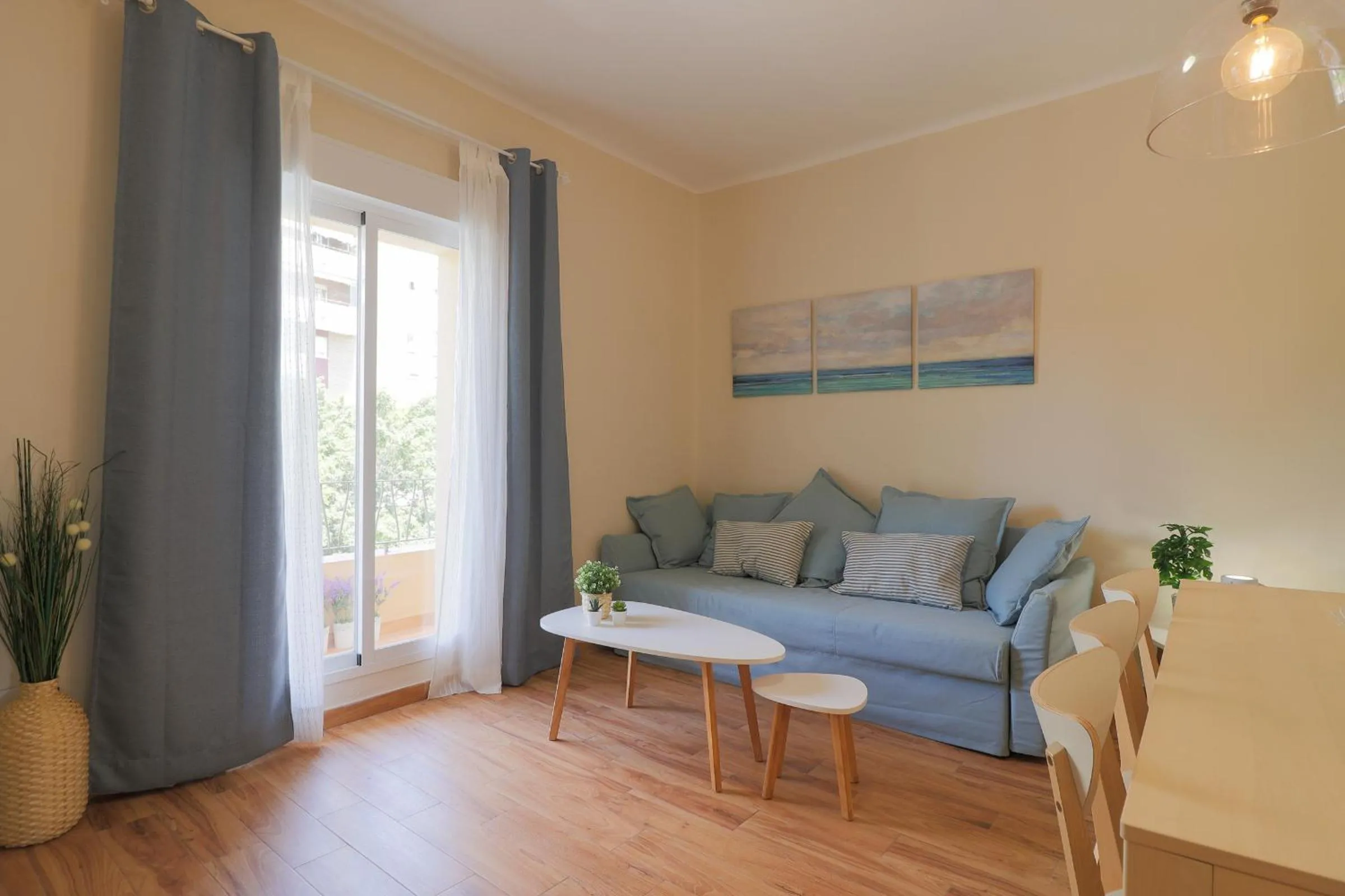 Living room in C102 - Huge and Stylish 5 Bedroom by the Center