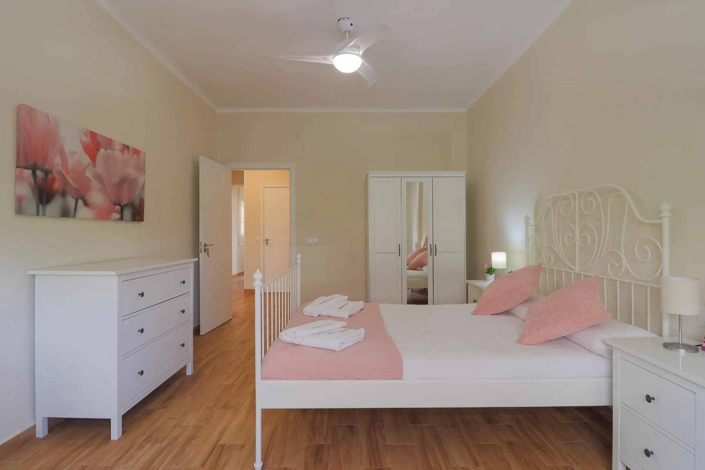 Bedroom, Bed in C102 - Huge and Stylish 5 Bedroom by the Center