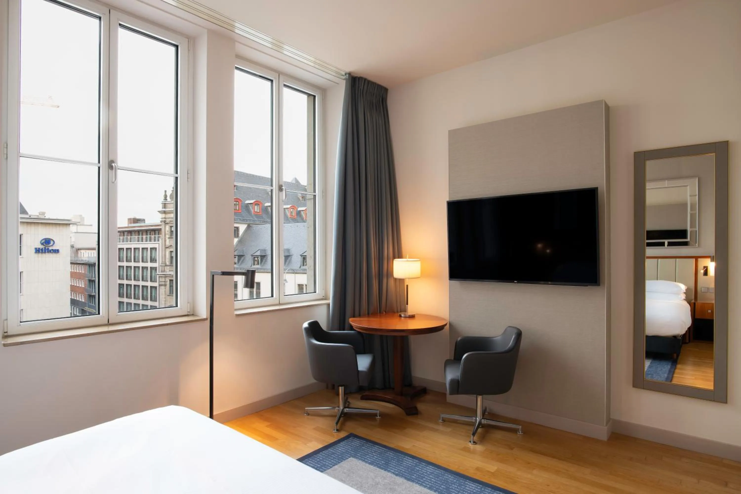 Photo of the whole room, Bed in Hilton Cologne